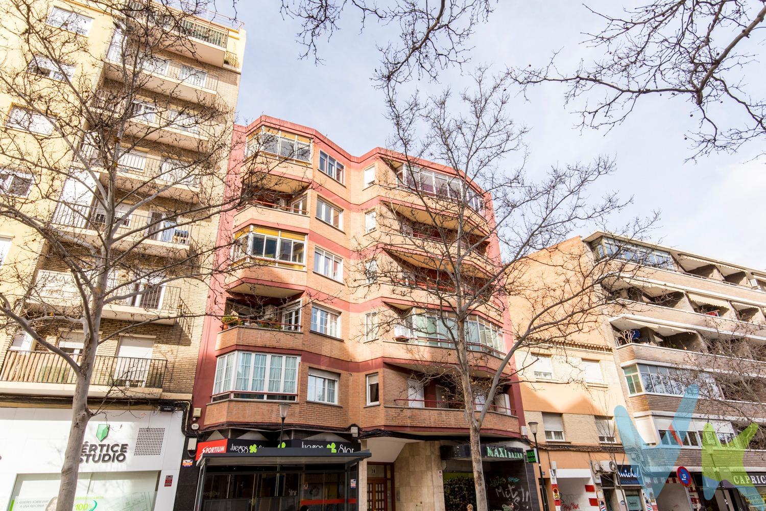 Vivienda situada en calle Fray Julián Garcés, en edificio con ascensor y con una magnífica entrada de luz natural gracias a su doble orientación (a la calle y a amplio patio de manzana abierto). Dispone de 3 dormitorios dobles de muy buen tamaño, un salón amplio y confortable, cocina independiente, baño completo, práctica despensa y dos terrazas que aportan desahogo y ventilación cruzada. La despensa ofrece además la posibilidad de habilitar un segundo baño, un valor añadido muy interesante para familias. Cuenta con calefacción individual de gas y gastos de comunidad contenidos. Opción a comprar plaza de garaje y trastero situados justo enfrente, en calle Doctor N. Mariscal, con acceso peatonal por ambas calles y entrada de vehículos por Mariscal. Comodidad real para el día a día. Ideal para quienes buscan espacio, luz y la tranquilidad de tenerlo todo cerca, incluido el coche. **Gastos e impuestos no incluidos. A título orientativo, en segundas transmisiones, el comprador abonará: Impuesto sobre Transmisiones Patrimoniales (ITP), tipo general en Aragón al 8% (*). Base de cálculo: mayor valor entre precio de compraventa o valor de referencia catastral. Gastos de Notaría y Registro: Aranceles variables según precio, número de copias y complejidad; cálculo según tarifas normativas. Si se precisa hipoteca: Tasación, condiciones y costes bancarios según entidad elegida por el comprador; así como gastos de gestoría y cualesquiera otros inherentes a la compraventa. No se incluyen otros gastos o tributos que puedan por Ley corresponder al comprador. Operación sujeta a doble mediación. Existen honorarios a cargo del comprador, salvo pacto en contrario, no incluidos en PVP. El consumidor conforme a la normativa vigente podrá solicitar información y documentación adicional relativa al inmueble, sus características, condiciones de la operación y del servicio de mediación en la oficina y/o a través de nuestro teléfono de contacto o mail. La agencia actúa exclusivamente como intermediaria en la compraventa, cuyas condiciones, en todo caso, estarán sujetas a la aceptación expresa del vendedor del inmueble y posterior formalización del contrato. La información suministrada se corresponde con la disponible a la fecha de publicación, pudiendo variar en función de las circunstancias o actualizaciones legales, contractuales y fiscales. Anuncio de carácter meramente informativo. Para una información exhaustiva sobre el funcionamiento, tipos impositivos y bonificaciones del ITP en Aragón, puede consultar el portal oficial de la Agencia Tributaria Autonómica. Tarifas notariales y registrales reguladas en el Anexo I del Real Decreto 1426/1989 y Anexo I del Real Decreto 1427/1989, respectivamente. Anuncio no vinculante, puede contener errores**. 