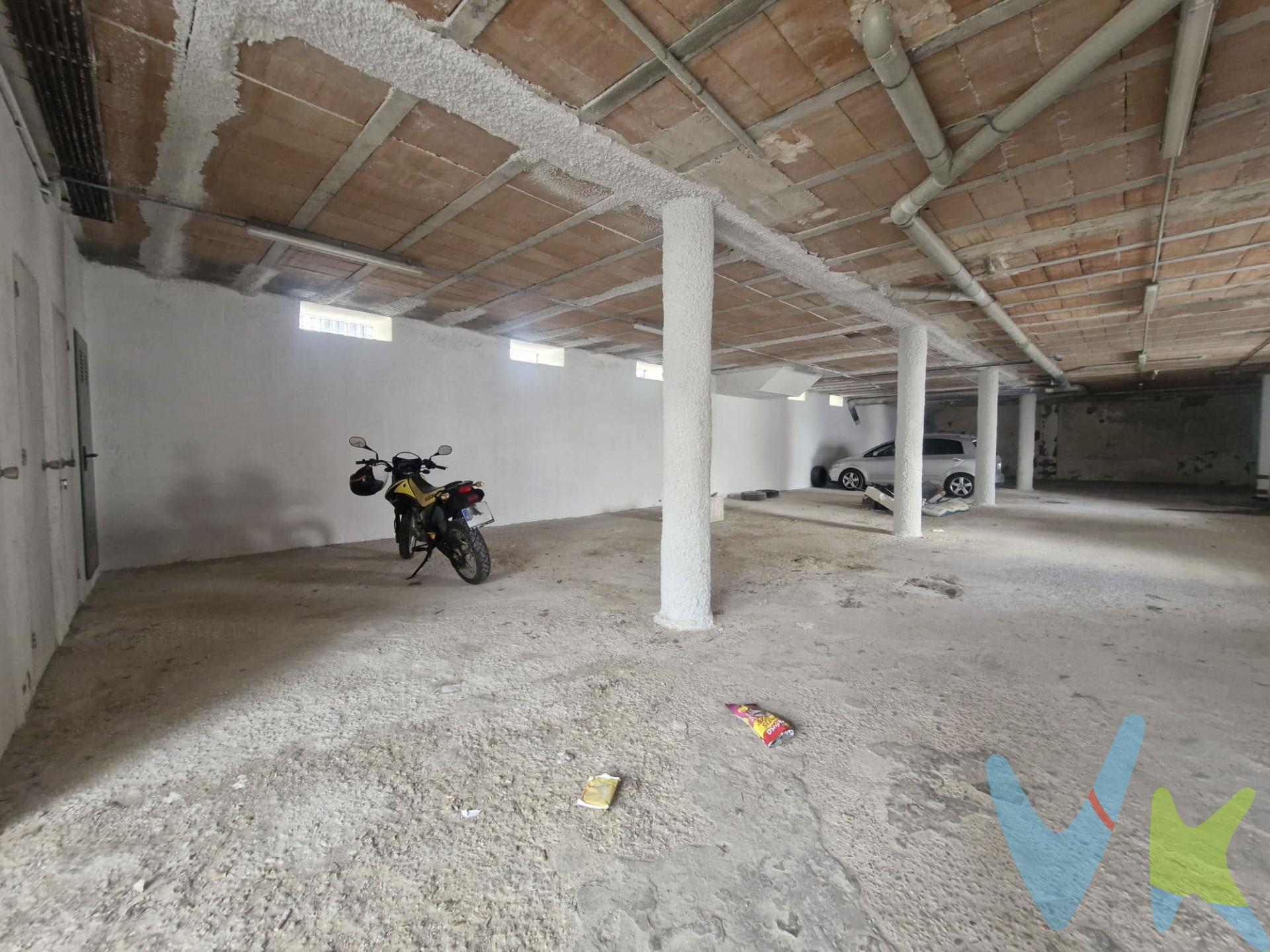 Se vende una excelente plaza de garaje en el corazón de Medina Sidonia, ubicada en la calle Ganado. Esta plaza, situada en la planta -1 del edificio, con aproximadamente 13m2, ofrece una solución de aparcamiento en una zona tan concurrida. La entrada cuenta con puerta automática. Con esta plaza de parking, tendrás la tranquilidad de saber que tu vehículo estará seguro y protegido en un lugar  bien ubicado.  No pierdas la oportunidad de disfrutar de esta conveniente plaza de garaje en el centro de Medina Sidonia. Informamos a nuestros clientes de que los gastos de notaría, registro, gestoría, impuestos y los honorarios de la agencia no están incluidos en el precio. Los vehículos y mobiliario que pudieran aparecer en las imágenes, tampoco están incluidos en el precio de compra.  A su vez, disponemos del documento informativo abreviado de la propiedad (según decreto 218/2005, del 11 de octubre) y de seguro de caución, para la protección del dinero entregado como señal para la reserva de una vivienda.
