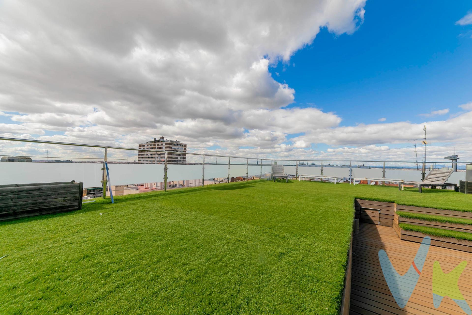 🏘️ Ubicado en una de las mejores zonas de Chamberí, con una conexión inmejorable y rodeado de todos los servicios, comercios y zonas verdes. Descubre una joya en el corazón de Madrid: un impresionante ático dúplex de 360 m2 que redefine el lujo y la exclusividad. 🏡 Distribución excepcional:. •	3 amplios dormitorios dobles, incluyendo una majestuosa suite principal con vestidor, baño privado con ducha y bañera, y un acogedor espacio de oficina. •	2 baños completos con diseño moderno y acabados de alta calidad. •	Cocina totalmente amueblada y equipada, con elegantes puertas correderas de cristal templado que la integran con el espectacular salón de más de 70 m2. •	Salón con dos ambientes diferenciados: zona de comedor y acogedora zona de estar, bañada en luz natural gracias a sus ventanales panorámicos. •	Terraza perimetral con acceso directo desde el salón, ideal para disfrutar del aire libre y de las vistas despejadas. •	Aire Acondicionado en todas las estancias. Calefacción central. Ascensor. Conserje. 🏙️ La joya de la vivienda: su terraza superior. En la planta alta, un oasis privado te espera: una terraza de ensueño con vistas 360º a Madrid. Disfruta de:. •	Un espectacular porche donde relajarte o recibir invitados. •	Una cocina exterior completamente equipada para tus celebraciones. •	Un cuarto de baño para mayor comodidad. •	El lugar perfecto para organizar inolvidables fiestas veraniegas, noches de descanso bajo las estrellas y barbacoas con la ciudad a tus pies. 🏢 Estudio independiente, perfecto para tu hijo adolescente o alquilar, familiares/huéspedes o empleados del hogar. Además, la vivienda cuenta con un estudio independiente con:. •	Cocina americana totalmente equipada. •	Baño completo con acabados de alta calidad. •	Salón-dormitorio funcional y acogedor. •	Terraza privada de 40m² con espectaculares vistas de todo Madrid, ideal para relajarse y desconectar. 🚀 Si buscas una propiedad exclusiva, espaciosa y con las mejores vistas de Madrid, ésta es tu oportunidad!. ✨ Llama ahora y ven a visitar el cielo de Madrid. ✨ . El precio publicado no incluye el mobiliario ni la decoración, ni los impuestos, ni los honorarios derivados del servicio de compra. El comprador asumirá, además del precio de compraventa, un coste adicional del 3 % del precio del inmueble en concepto de servicio de gestión, asesoramiento y acompañamiento en todo el proceso de compra; un 6 % correspondiente al Impuesto de Transmisiones Patrimoniales (ITP); los gastos de notaría, que supondrán aproximadamente entre un 0,2 % y un 0,5 % del valor de la vivienda; y los gastos de inscripción en el Registro de la Propiedad, estimados entre un 0,1 % y un 0,25 % del precio de compraventa. ** Los metros útiles indicados son aproximados. 