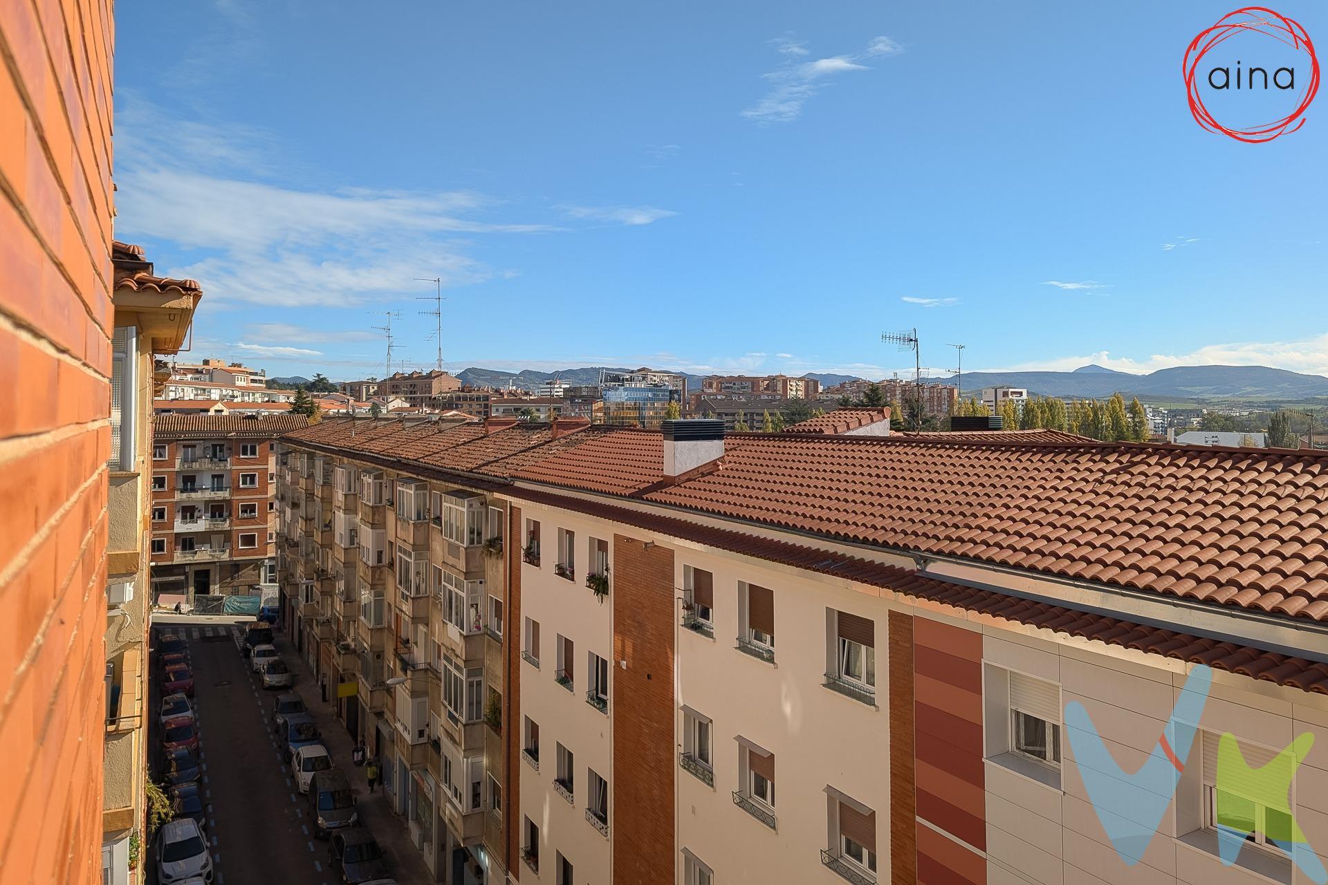 Ubicado en zona céntrica y bien comunicada de Pamplona, cerca de la Universidad Pública, este acogedor piso de tres habitaciones es una oportunidad única para quien busque un hogar cómodo y luminoso. Con una distribución funcional y una orientación sureste, el inmueble disfruta de abundante luz natural durante todo el día. La vivienda, toda exterior, ubicada en una cuarta planta con ascensor y un balcón hacia la calle para disfrutar del sol durante la mayor parte del dia con buenas vistas. El piso cuenta con una cocina independiente, bien distribuida y con espacio suficiente para almacenamiento y comodidad en su uso diario y un salón-comedor espacioso, perfecto para disfrutar en familia o con amigos. Este piso es una excelente opción tanto para familias como para parejas que busquen un hogar en una ubicación céntrica y tranquila. No pierdas la oportunidad de visitar este inmueble y descubrir todo su potencial. MOBILIARIO NO INCLUIDO EN EL PRECIO. GASTOS E IMPUESTOS NO INCLUIDOS.