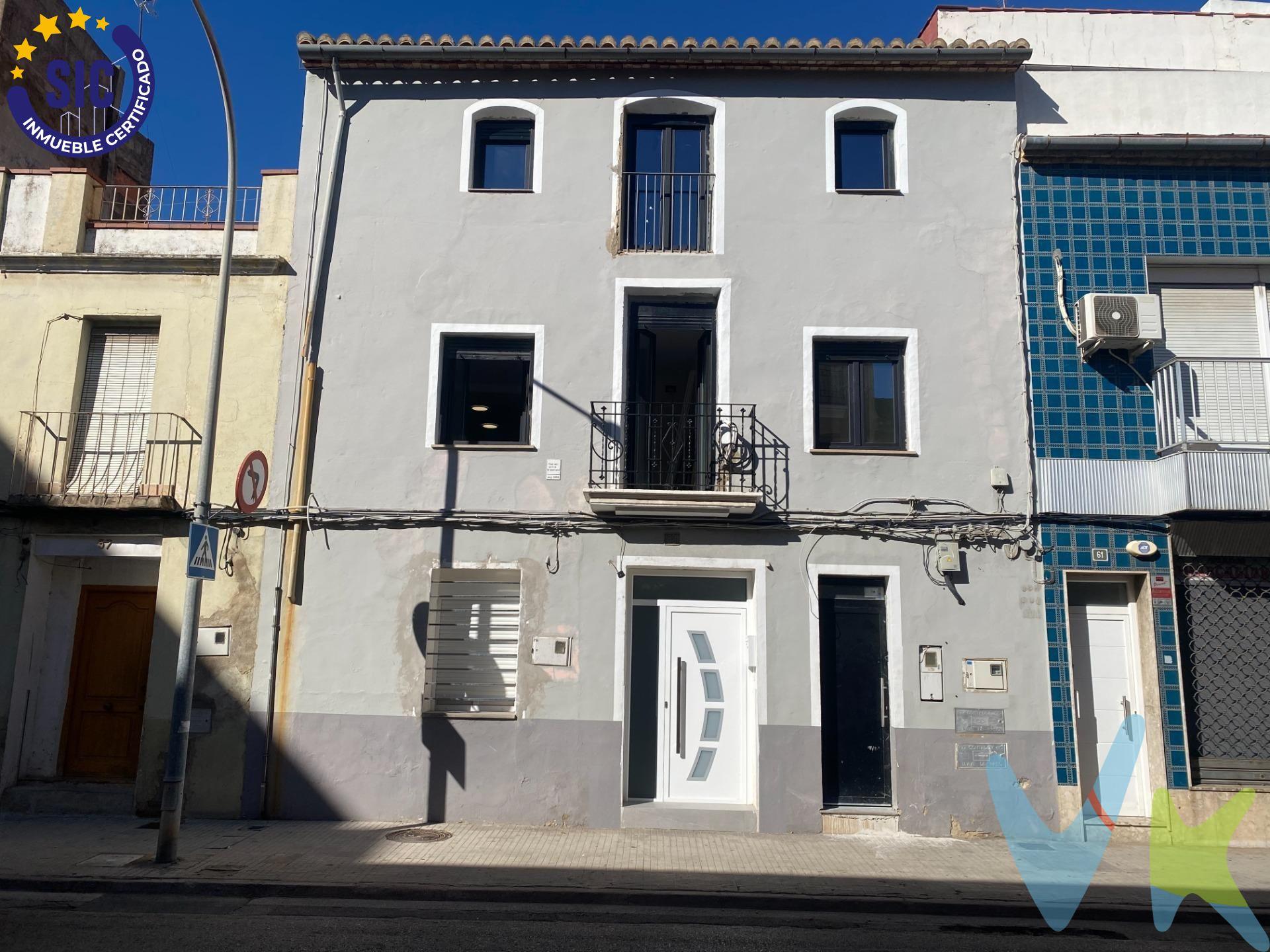 Situado en la encantadora población de Carcaixent, este piso reformado en segunda planta sin ascensor ofrece una combinación perfecta de confort y estilo. Con una superficie construida de 87 m², cuenta con un diseño funcional que incluye una acogedora habitación doble y otra sencilla, ideal para familias o profesionales. El baño está perfectamente equipado para satisfacer todas las necesidades diarias. Uno de los grandes atractivos del inmueble es su espectacular terraza, donde podrás disfrutar al aire libre durante todo el año, ya sea para relajarte bajo el sol o compartir momentos agradables con amigos y familiares. Además, la propiedad se encuentra bien conectada gracias a su proximidad a la estación de trenes de Renfe que facilitan el acceso a otras poblaciones cercanas. No lo pienses más, solicita visitar el inmueble y descubrirás la vivienda que se adapta a tu estilo de vida.