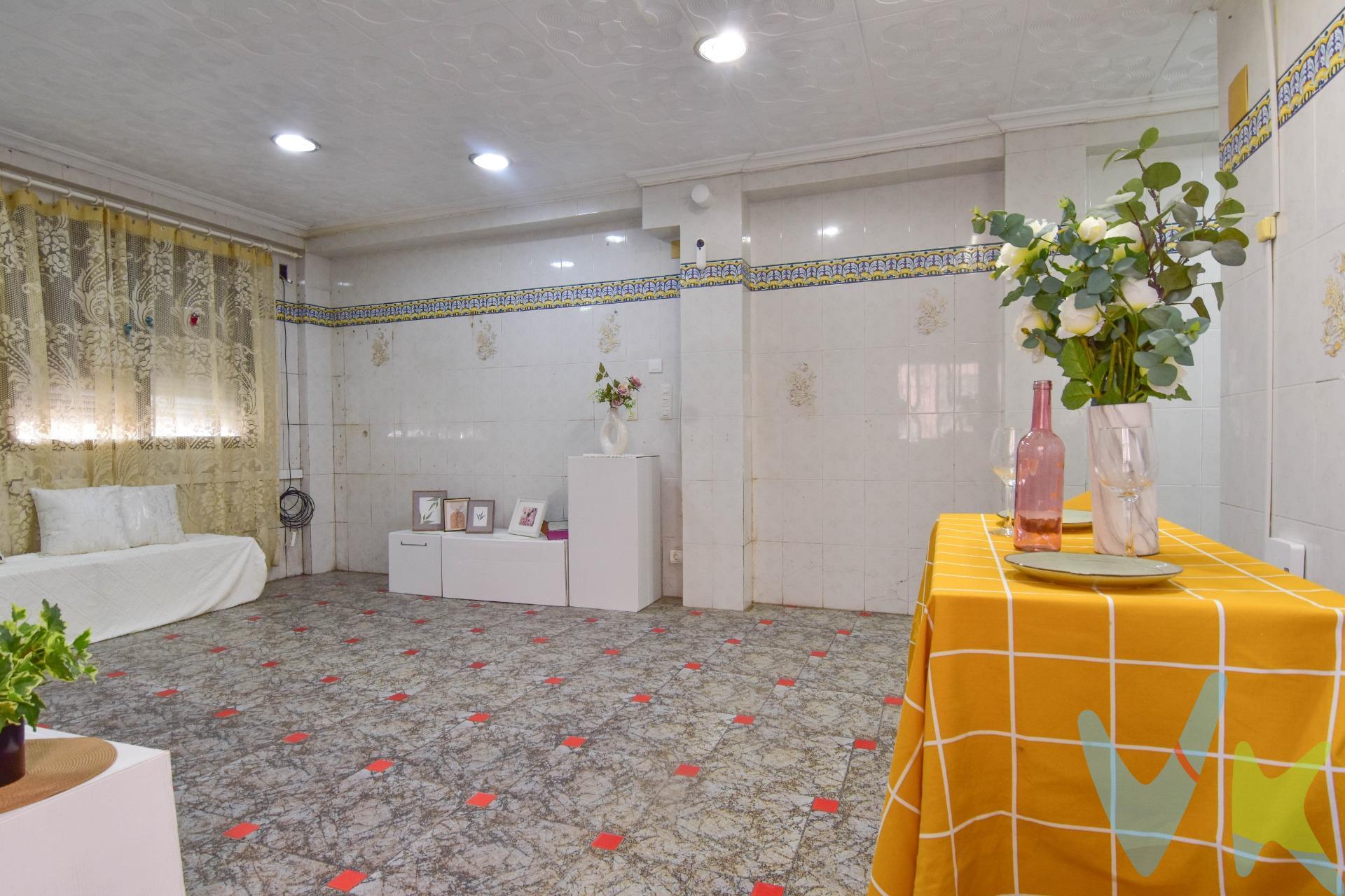 ¿Buscas un inmueble versátil, bien ubicado y con muchas posibilidades? ¡Esta planta baja en Manises puede ser lo que estás buscando!. Una propiedad con una característica que la hace especialmente interesante: todas sus dependencias dan a la calle, proporcionando mucha visibilidad y diferentes opciones de distribución y aprovechamiento. 🔑 ¿Vivienda o negocio? Tú decides. El inmueble puede utilizarse como vivienda habitual, local comercial o combinar diferentes posibilidades según tus necesidades. Además, si se destina a vivienda, existe la posibilidad de meter el coche en la propia planta baja, aportando una gran comodidad y funcionalidad. 📍 Su ubicación es otro de sus grandes atractivos: junto a la parada de Metro de Manises y rodeada de todo tipo de servicios para hacerte la vida más cómoda: colegios, supermercados, comercios, hospital y todo lo necesario en el día a día. Una oportunidad ideal tanto para vivir como para emprender un negocio o invertir, en una zona perfectamente comunicada y con todos los servicios al alcance. ✨ Una planta baja con muchas posibilidades y una ubicación privilegiada. ¡Ven a visitarla y descubre todo lo que puede ofrecerte!. Nota: Agencia Registrada con el Nº 1395 en el Registro Obligatorio de Agentes Inmobiliarios de la Comunitat Valenciana, consultable en la web de la Generalitat Valenciana. La oferta está sujeta a cambios de precio o retirada del mercado sin previo aviso. La información contenida en el presente anuncio se facilita a título meramente informativo y no contractual, los datos, descripciones, superficies, imágenes y cualquier otro contenido del mismo pueden estar sujetos a errores u omisiones al ser facilitados por terceros. El precio de venta publicado no incluye los honorarios de intermediación inmobiliaria, ni los impuestos legalmente aplicables (IVA o ITP), ni los gastos derivados de la compraventa, tales como notaría, registro y gestoría, ni aquellos derivados de la financiación, en caso de existir. Por mandato expreso del propietario, este inmueble se comercializa en régimen de exclusiva, garantizando al interesado un acceso completo a la información y una gestión profesional, transparente y sin interferencias de terceros. Se ruega no molestar al propietario, a los ocupantes del inmueble ni a los vecinos. Agentes inmobiliarios con cliente interesado pueden contactar con la agencia para colaborar. Nuestro departamento financiero puede conseguir tu financiación. ¡Consúltanos!