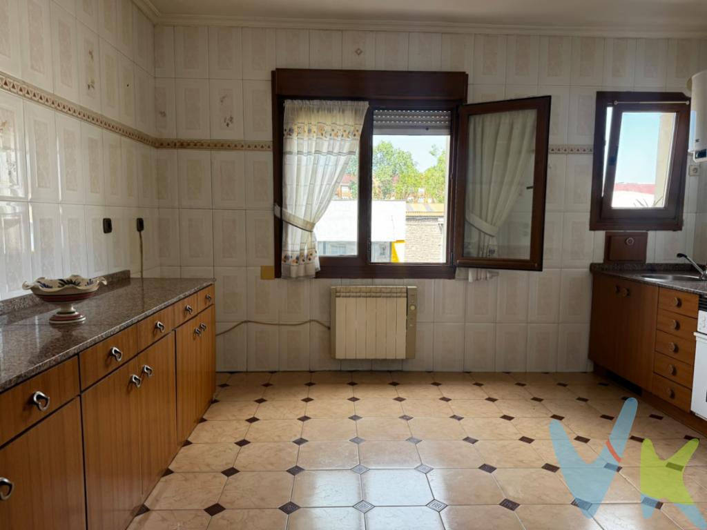 Te presentamos este piso de  2 habitaciones en Gijón, situado en la zona de Roces, una ubicación tranquila y residencial, con todos los servicios necesarios para el día a día y muy buenas comunicaciones.La vivienda cuenta con una cocina amplia, con espacio suficiente para disfrutarla cómodamente y con buena capacidad de almacenamiento. Dispone además de dos habitaciones, ofreciendo una distribución práctica tanto para una pareja como para una pequeña familia.El edificio no dispone de ascensor, pero el acceso a la vivienda es sencillo y cómodo.La zona destaca por su tranquilidad y por tener supermercados, comercios, colegios, transporte público y otros servicios a poca distancia. Además, cuenta con fácil conexión con las principales vías de entrada y salida de Gijón.Una vivienda práctica, bien situada y con posibilidades, ideal tanto para vivir como para invertir.Una buena oportunidad para quienes buscan una vivienda funcional en una zona consolidada de Gijón.El precio de venta no incluye impuestos, ni gastos de notaria y registro.