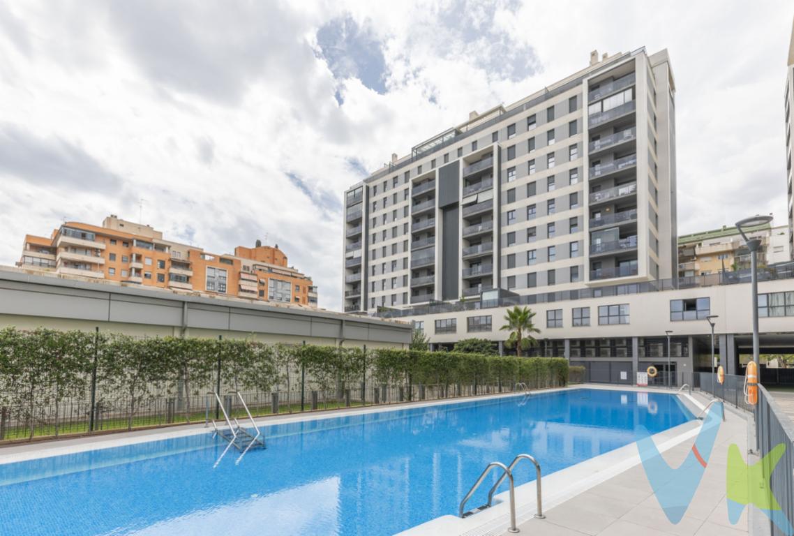 Ubicado en la zona  de Nou Campanar, este inmueble construido en el año 2021 se encuentra en la octava planta de un complejo residencial equipado con conserjería y servicio de vigilancia las 24 horas. La propiedad incluye dos plazas de garaje equipadas con instalación previa para la carga de vehículos eléctricos y un cuarto trastero independiente. La urbanización dispone de ascensor y cuenta con amplias zonas verdes y diversas instalaciones comunitarias. Distribución del Inmueble La vivienda se distribuye en dos dormitorios y dos baños completos, uno de ellos integrado en suite en la habitación principal. Desde el espacio principal de la vivienda se accede a una terraza exterior. Asimismo, la propiedad dispone de una galería independiente destinada a la zona de lavado y servicios auxiliares. Al tratarse de un octavo piso, el inmueble cuenta con una elevación que favorece la entrada de luz natural.Calidades y Sistemas Energéticos La vivienda está equipada con un sistema de climatización por conductos independiente. La distribución del aire frío y caliente se realiza mediante rejillas de impulsión situadas en el salón y en todos los dormitorios.El sistema de producción de agua caliente sanitaria (ACS) y de calefacción por difusores de calor funciona mediante un equipo combinado que optimiza el consumo energético. Este sistema está integrado por los siguientes elementos técnicos:Placas solares comunitarias instaladas en la cubierta del edificio.Caldera de gas individual.Mando de control centralizado para la regulación de la calefacción.Intercambiador/mezclador térmico y difusores de calor repartidos por el inmueble.El acceso a la vivienda está controlado mediante un sistema de portero automático.Equipamiento de las Zonas Comunes El recinto residencial está diseñado como una urbanización cerrada que dispone de un conjunto completo de instalaciones comunitarias:Piscina comunitaria.Gimnasio equipado con maquinaria de entrenamiento.Club social destinado a la realización de reuniones y eventos.Ludoteca infantil espacio acondicionado para los niños.Zona de juegos infantiles en el exterior.Áreas verdes ajardinadas en el interior del recinto.Las áreas comunes cuentan con el mantenimiento constante del personal de conserjería y el control de accesos presencial durante todo el día.Información Adicional Las dos plazas de garaje incluidas en el precio se ubican en el garaje subterráneo de la misma finca y cuentan con el cableado e infraestructura necesaria para conectar cargadores de coche eléctrico. El trastero anexo ofrece capacidad de almacenamiento adicional.Para obtener información detallada sobre esta propiedad, resolver dudas técnicas sobre sus instalaciones o coordinar una visita presencial con un agente comercial, póngase en contacto con nuestra oficina inmobiliaria por teléfono o mediante el formulario de contacto.Se muestra a título informativo y no contractual. El precio no incluye lo siguiente: Honorarios de la agencia inmobiliaria, impuestos (IVA, ITP) y otros gastos de la Compraventa (notaría, gestoría y registro).  