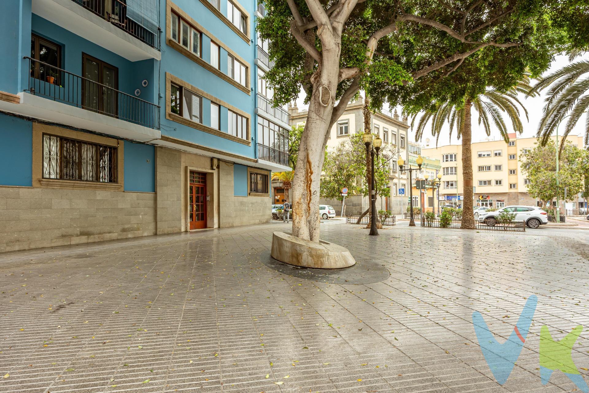 Vivir en el corazón vibrante de la ciudad.. Ubicado en la emblemática Plaza de la Concordia, este inmueble se sitúa en una de las zonas más demandadas por su fusión perfecta entre tranquilidad residencial y dinamismo urbano. Rodeada de cafeterías con encanto, boutiques exclusivas, y espacios culturales, esta ubicación ofrece un acceso privilegiado a una red de transporte público eficiente, centros educativos de alto nivel, y áreas verdes. La proximidad a servicios esenciales como supermercados, farmacias y centros de salud, convierte esta plaza en un epicentro de comodidad y calidad de vida. Un hogar lleno de posibilidades..Este piso no solo destaca por su emplazamiento, sino también por su versatilidad y amplitud interior, ideal tanto para familias como para inversores que buscan una propiedad con proyección. Al ingresar, te recibe un salón que invita a crear múltiples ambientes de descanso y reunión. A un lado, se extiende el área destinada a la cocina, con suficiente superficie para desarrollar un diseño funcional y de vanguardia, perfecto para quienes valoran los detalles en la vida diaria. El inmueble cuenta con cuatro dormitorios luminosos, capaces de adaptarse como habitaciones privadas, estudios creativos o zonas de teletrabajo. Sus dos baños aportan practicidad. . Espacios exteriores y valor añadido:. Uno de los grandes atractivos de esta propiedad son sus dos patios ingleses, que inyectan luz natural y aire fresco a los espacios interiores, además de ofrecer rincones perfectos para un jardín urbano, zona de lectura o desayunos al aire libre. Como complemento, la vivienda dispone de acceso a una azotea en zona comunitaria de uso privativo, un espacio extraordinario para disfrutar de las vistas del vecindario o para organizar encuentros sociales. Además, un trastero en la azotea proporciona ese espacio extra tan valorado para almacenaje, sin comprometer la organización del interior. Este piso representa una excelente oportunidad de transformación y revalorización. Ya sea para vivir con amplitud en una de las zonas más solicitadas o como inversión de alta demanda en el mercado inmobiliario, su estructura, ubicación y características lo convierten en una joya urbana con un sinfín de posibilidades. Descubre cómo podría verse tu nuevo hogar: las estancias amuebladas han sido creadas con tecnología de realidad virtual. El precio no incluye impuestos y gastos de la compraventa: Impuesto de Transmisiones Patrimoniales (6,5%), honorarios de Notario, Registro de la Propiedad y gestoría. La oferta se sujeta a errores, cambios de precio, omisión y/o retirada del mercado sin aviso previo.