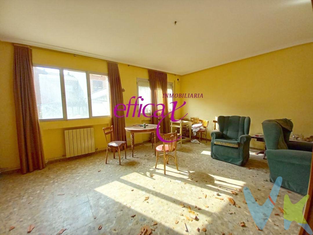 ¿Buscas tu hogar ideal en el corazón de Torrijos? ¡Esta es tu oportunidad! Te presentamos una encantadora casa en el centro del municipio, perfecta para quienes desean crear su propio espacio desde cero. Con una superficie de 186 metros cuadrados en una sola planta y una parcela de 500 metros cuadrados, esta propiedad ofrece un amplio potencial para convertirla en tu hogar soñado.
Ubicada en una zona privilegiada, la casa está cerca de colegios, supermercados, centro médico, estación de autobuses y parada de tren a Madrid, lo que facilita tu día a día y te conecta con todo lo que necesitas. Aunque necesita reforma, esto te brinda la oportunidad de diseñar y personalizar cada rincón a tu gusto.
¡No dejes pasar esta oportunidad de invertir en un espacio con mucho potencial en un municipio con todas las comodidades! Contáctanos y te ayudaremos a hacer realidad tu proyecto de vivienda en Torrijos.
 La compra de este inmueble conlleva un servicio de formalización y gestión de la compraventa para el comprador, cuyo coste no está incluido en el precio publicado.
Se le informará de todos los gastos asociados a la compraventa antes de la reserva para que usted compre con la máxima seguridad, tranquilidad y transparencia. 