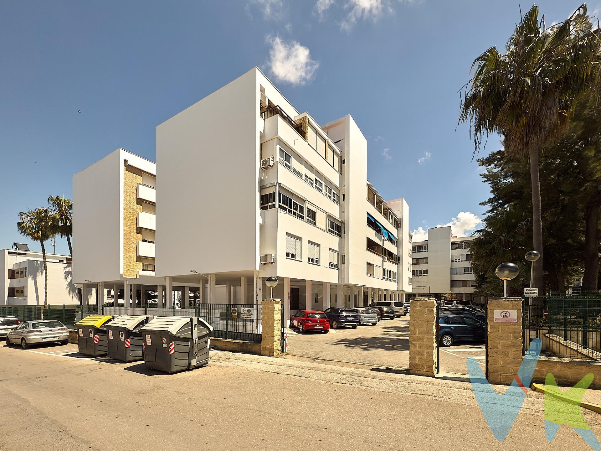 Te presentamos este fantástico piso en venta ubicado en centro de Chiclana de la Frontera, ideal tanto para vivir como para invertir. ✨ Características principales:. 3 dormitorios amplios y luminosos. Salón espacioso con acceso a una terraza acristalada, perfecta para disfrutar todo el año. Cocina independiente de gran tamaño. Baño completo + aseo, ideal para familias o visitas. Posibilidad de adquirir a parte plaza de garaje cerrada (opcional). . 🌴 Zonas comunes:. Piscina comunitaria para refrescarte en verano. Cuidadas zonas ajardinadas, ideales para relajarte o disfrutar en familia. 📍Ubicación inmejorable:. En el centro de Chiclana, con todos los servicios a un paso: comercios, colegios, transporte público, y a pocos minutos en coche de las playas. 💶 ¡Una oportunidad única!. No dejes escapar este piso con todo lo que necesitas para vivir cómodamente o como excelente inversión. 📞 Contáctanos hoy mismo para más información o para agendar una visita. ¡Te enamorarás en cuanto lo veas!. 