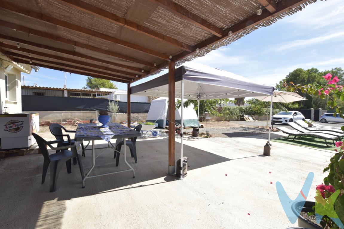 Te proponemos una parcela de algo más de 800m2 urbana en la Urbanización Lloma Llarga para construirte la casa de tus sueños. La parcela ya cuenta con una  barbacoa,  un cenador de brezo y aseo exterior para empezar con buen pie, si lo que quieres es destinar la propiedad a los fines de semana. La construcción es reciente del 2024 y con buenas calidades, así como una piscina desmontable PVC y depuradora. La parcela está vallada con puerta de acceso para coches y con puerta de acceso para peatones. Hay luz, una acción de agua y posibilidad de tenerla potable. Vivirás en Náquera, urbanización Lloma Llarga, en plena naturaleza y con el único ruido de los pájaros. En la zona hay vecinos que viven todo el año. A 10 minutos de Rafelbunyol y muy cerca de la autovía CV-305 con conexión con la AP7, dirección Valencia a unos 16 minutos. Hay opción de 800m2 más. ¿Hablamos?¿Quieres más información? Llámanos y hacemos realidad tu proyecto de vida.   ¿Te gustaría enterarte en primicia de nuestros inmuebles en alquiler y venta? En VIVEKU.ES los publicamos con unos días de antelación.Contamos con 30 años de experiencia acreditada y nuestro objetivo es garantizarle un servicio de compra humano, ético, de calidad, fácil y seguro. Nuestro equipo lo integran agentes con la titulación AIR (Agente Inmobiliario Registrado) y Agentes Certificadores de la categoría Premium en certificación de inmuebles y debidamente registrados en el Registro de Agentes de Intermediación de la CV (RAICV 0743). Consulte en nuestras reseñas de Google lo que opinan los clientes que ya han trabajado con nosotros.El precio NO incluye: Impuestos, gastos de Notaría, registro y honorarios de inmobiliaria.  