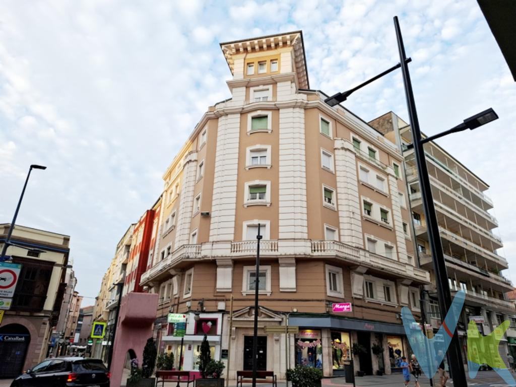 Vivienda en Edificio Emblemático de Torrelavega¿Llevas tiempo buscando la mejor ubicación para tu nuevo hogar?...Pues esta amplia y luminosa vivienda, ubicada en pleno corazón de Torrelavega, te ofrece mucho más que metros cuadrados: te brinda historia, carácter y posibilidades infinitas.Situada en uno de los edificios más icónicos de la ciudad, con elegante portal adaptado para personas con movilidad reducida y ascensor, esta propiedad destaca por sus techos altos y su aire señorial que evoca el encanto de épocas pasadas.Necesita reforma completa, lo que te permitirá diseñar cada rincón a tu gusto. ¿Lo mejor? Sus céntrica situación, generosas dimensiones y orientación. Como dato curioso, la vivienda tiene dos entradas, por lo que también sería una buena compra para inversores si se destina al alquiler, asegurándose una alta rentabilidad. Rodeada de todos los servicios, con comercios, transporte y vida urbana a pie de calle, esta vivienda es una oportunidad única para quienes buscan ubicación, personalidad y potencial.Ven a visitarla y déjate inspirar. En cuanto cruces la puerta, empezarás a imaginar todo lo que puedes crear aquí.Gastos e Impuestos no incluidos en el precio. Compra sujeta a ITP. El comprador se hará cargo de los costes de la escritura e inscripción en el Registro de la Propiedad.Más información sobre transparencia, impuestos, gastos y condiciones de compraventa en nuestra web www.activanorte.com 