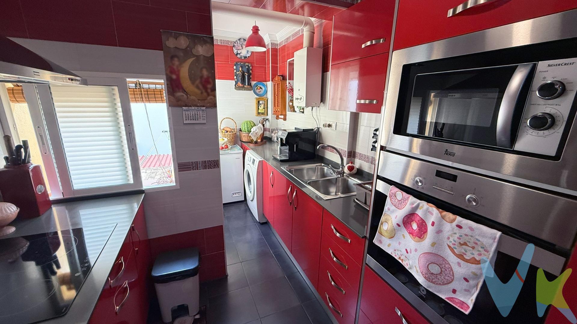 . Descubre este encantador piso en primera planta, ubicado en una de las zonas más prácticas de La Pedrera, ideal tanto para vivir como para invertir. La vivienda ha sido reformada y se encuentra lista para entrar a vivir. Se distribuye en:. - 3 habitaciones de buen tamaño. - 1 baño con placa de ducha, funcional y con diseño actual. - Cocina amueblada, luminosa y práctica. - Salón-comedor con salida a balcón, ideal para disfrutar de la luz natural y el aire fresco. La zona es muy completa y cómoda para el día a día, con colegios, institutos y comercios locales a pocos pasos, además de una rápida conexión con la salida hacia la playa, que la tendríamos a escasos 7km de distancia,  perfecta para quienes valoran vivir cerca del mar sin renunciar a los servicios.  La vivienda tiene una orientación magnífica, proporcionando luz natural la mayor parte del día. Ubicado en una tranquila, este piso es una excelente oportunidad para quienes buscan comodidad, ubicación y buena relación calidad-precio. ¡Solicita tu visita hoy mismo y no dejes pasar esta oportunidad!. En resumen, PISO de 70m² (62.3m² útiles) 3 DORMITORIOS, BAÑO, COCINA, SALÓN-COMEDOR con balcón. Situado en una primera planta SIN ASCENSOR. Informamos a nuestros clientes de que los gastos de Notaría, Gestoría, Impuestos y los honorarios de la agencia no están incluidos en el precio. A su vez, disponemos del Documento Informativo Abreviado de la propiedad (Según Decreto 218/2005, del 11 de Octubre) y de Seguro de Caución, para la protección del dinero entregado como señal para la Reserva de una vivienda.