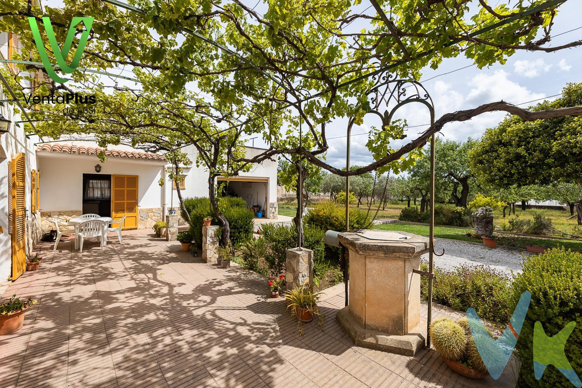 Bienvenido a esta encantadora casa, sita en Son Espanyol. Ubicada en una parcela de 3600 m2, la finca cuenta con una amplia variedad de árboles frutales que incluyen naranjos de diferentes variedades, limoneros, pomelos, nectarinas, manzanos y perales. Imagina despertar cada mañana rodeado del aroma fresco de la fruta y la tranquilidad del campo. La vivienda, distribuida en dos plantas, ofrece tres habitaciones, un baño completo y un aseo. En la planta principal, un acogedor salón te da la bienvenida, mientras que dos de las habitaciones ofrecen bonitas vistas al campo, brindándote una conexión constante con el entorno que te rodea. Esta propiedad también se beneficia de su proximidad al transporte público, con un carril bici que conecta directamente con Palma y con el hospital de Son Espases y una parada de autobús a solo 20 metros de distancia. Para mayor comodidad, la propiedad cuenta con un trastero en la zona del jardín, proporcionando espacio adicional para almacenamiento. El suelo es urbano, lo que garantiza una fácil accesibilidad a servicios. En cuanto a las comodidades, la finca está equipada con gas butano y también dispone de un tanque de gasóleo con una capacidad de 1000 litros. La edificación está tapiada con un grueso muro de 60 cm, asegurando privacidad y protección. Además, cuenta con una fosa séptica compuesta por cuatro estanques para un tratamiento eficiente de las aguas residuales. No pierdas la oportunidad de adquirir esta propiedad única que ofrece una vida en armonía con la naturaleza y todas las comodidades modernas. ¡Contáctanos hoy mismo para más información y para programar una visita!. Por mandato expreso del propietario, comercializamos este inmueble en exclusiva, lo que le garantiza al acceso a toda la información, a un servicio de calidad, un trato fácil, sencillo y sin interferencias de terceros. Por este motivo, se ruega no molestar al propietario, a los ocupantes de Ia propiedad o a los vecinos. Muchas gracias por su comprensión. Si usted es agente inmobiliario y tiene un cliente para este inmueble, llámenos: estaremos encantados de colaborar. *Este inmueble se comercializa mediante el sistema VentaPlus de ABSI ( Agrupación Balear de Servicios Inmobiliarios ) y Ia agencia comercializadora ha supervisado Ia documentación necesaria para Ia compraventa.