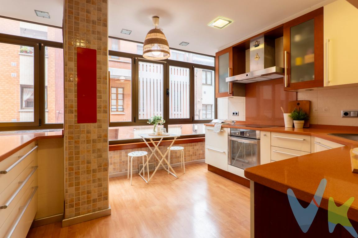 Un dúplex con espacio, buena orientación y todo cercaEn la calle Santo Domingo, en Ceares, encontramos este dúplex en primera planta pensado para quien busca espacio sin alejarse del centro de Gijón.La vivienda se distribuye en dos plantas y cuenta con tres habitaciones, un baño completo y un aseo. Una distribución cómoda para una familia, pero también versátil para quienes necesitan una habitación extra como despacho, zona de invitados o espacio de trabajo.La buena orientación es uno de sus puntos a favor, aportando una sensación agradable a la vivienda y ayudando a que los espacios resulten luminosos y acogedores.A esto se suman dos elementos que marcan la diferencia en el día a día: plaza de garaje y trastero. Poder olvidarse de buscar aparcamiento y disponer de espacio adicional de almacenaje es un plus importante en una vivienda urbana.La ubicación permite disfrutar de la tranquilidad de Ceares sin renunciar a tener Gijón a mano. Es una zona consolidada, con servicios, comercio y buenas comunicaciones, y desde la que el centro queda perfectamente integrado en la vida cotidiana.Una vivienda con tres dormitorios, dos plantas y esos extras que cada vez cuesta más encontrar juntos: garaje, trastero, buena orientación y una ubicación práctica para vivir Gijón cómodamente.Se informa a los interesados que el precio de venta indicado no comprende los honorarios al comprador de la agencia inmobiliaria, el Impuesto de Transmisiones Patrimoniales (ITP) ni los gastos asociados a la compraventa (notaría, registro de la propiedad y otros)
