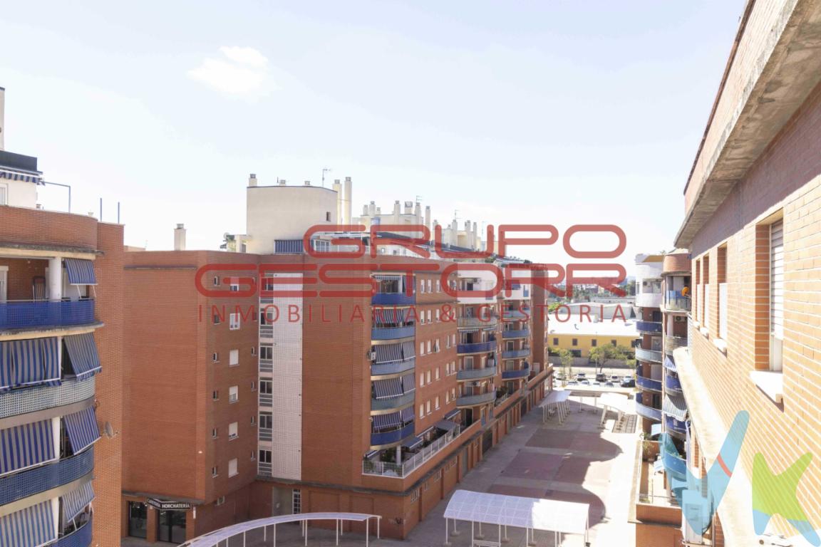 Te presentamos esta magnífica vivienda SIN COMISIÓN AL COMPRADOR, que se encuentra en la entrada de Alaquàs (Valencia), en un edificio seminuevo y bien conservado, con todos los servicios cercanos.La vivienda consta de:3 Dormitorios2 Baños (1 in suite)Comedor amplio con balcón.Cocina Grande con espacio para una mesa y sillasGalería ampliaAscensor en el edificioPlaza de Garaje.TrasteroInmueble sujeto a periodo de SUBASTA, solo se puede pujar hacia arriba, NO se puede ofertar por menos dinero durante un periodo de subasta. Llámanos y te damos toda la informaciónSe vende tal cual está y como se ve en las fotos. NO tiene suministros de agua ni de luz dados de alta.SIN COMISIÓN AL COMPRADORSE PUEDE OBTENER HASTA EL 100 % DE FINANCIACIÓN SI TIENES INGRESOS DEMOSTRABLES. No lo dudes, pregúntanos para más información y poder asesorarte.El precio publicado NO incluye:- Los gastos de notaría- El impuesto de transmisiones patrimoniales, que es del 10 % (salvo supuestos de bonificación por el comprador)- Los gastos del registro de la propiedad.- La tasación del inmueble si fuera necesaria.Asimismo no incluye ningún otro gasto asociado que no este específicamente indicado que esta incluido. Los datos e información contenida en este anuncio es meramente informativa, por lo que no tiene carácter contractual, pudiendo contener errores, reservándose la inmobiliaria a poder modificarla en cualquier momento. Para saber más sobre el mismo no dude en ponerse en contacto con nosotros.