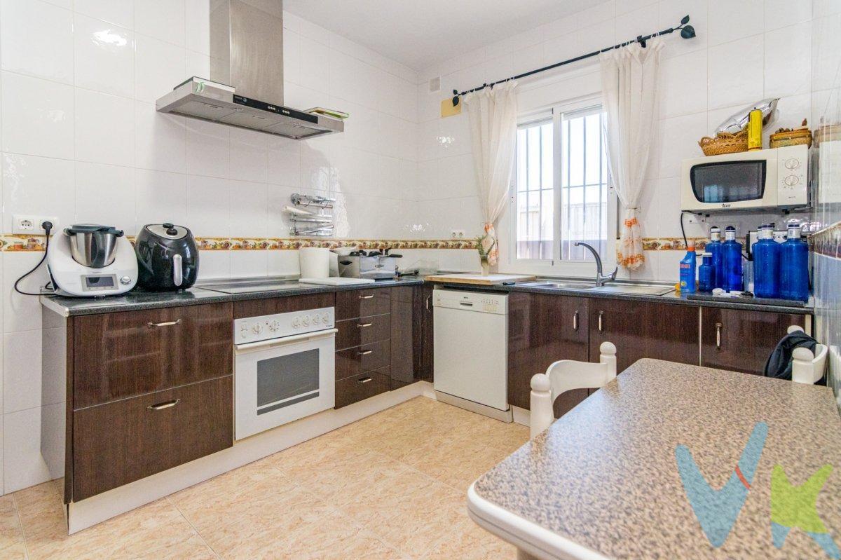 ¡Bienvenido al sueño de todo artesano! Esta impresionante propiedad combina lo mejor del hogar y el espacio laboral. Con una amplia nave industrial completamente equipada, este majestuoso chalet-nave es perfecto para carpinteros, herreros u otros oficios manuales que buscan trabajar desde casa sin comprometer su privacidad. La acogedora casa ofrece todas las comodidades necesarias para disfrutar del máximo confort familiar; ¡No tendrás que sacrificar nada por tenerlo todo! Con entradas independientes a cada área, podrás mantener separados los espacios según tus deseos y asegurarte la tranquilidad mientras trabajas o descansas. Además, tienes suministros eléctricos independientes con acceso trifásico a 380V dentro de la propia navegación te permitirá manejar tu negocio como siempre has querido hacerlo sin limitaciones insuficientes. 🏡🔨✨. Comercializamos este inmueble en exclusiva, lo que le garantiza el acceso a toda la información y un servicio de calidad. En cumplimiento del Decreto de la Junta de Andalucía 218/2005 del 11 de Octubre, se informa al cliente que los gastos notariales, registrales, ITP y otros gastos inherentes a la compraventa no están incluidos en el precio. Igualmente disponemos del Documento Informativo Abreviado de la Propiedad (D.I.A) , y de un Seguro de Caución para garantizar las cantidades entregadas a nuestra Agencia en concepto de Reserva y/o Arras.