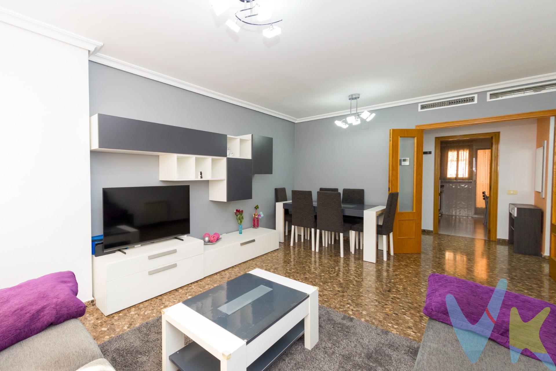 ¿Buscas un hogar espacioso, luminoso y sin sorpresas? 🔑 Este precioso piso de 100 m² construidos (88 m² útiles) cercano a la zona de Sensal, Castellón, es la oportunidad que estabas esperando. Un espacio pensado para familias que quieren comodidad, luz y tranquilidad desde el primer día. 💛. 🌟 Distribución que enamora. Con 4 amplias habitaciones dobles 🛏️🛏️🛏️🛏️ y 2 baños completos 🚿🚿, esta vivienda tiene espacio de sobra para toda la familia: dormitorio principal, habitaciones infantiles decoradas con encanto, y hasta un despacho/estudio, perfecto para teletrabajar o para que los peques hagan los deberes 📚💻. El salón-comedor es amplio y acogedor, ideal para reunir a toda la familia o recibir invitados 🛋️🍽️. La cocina está totalmente equipada y amueblada con muebles en madera y encimera de granito, lista para cocinar desde el primer día 👩‍🍳🔥. Además, cuenta con galería y zona de lavado independiente 🧺, ¡así la cocina siempre queda despejada!. ☀️ Luz natural todo el día. Vivienda completamente exterior, con orientación este-oeste, lo que te regala luz natural desde primera hora de la mañana hasta el atardecer 🌅🌇. Disfrutarás del sol suave en la zona de día y de una cálida luz de tarde en el resto de estancias, creando un ambiente luminoso y lleno de energía en cada rincón de la casa. 🅿️ Todo incluido, sin complicaciones. - 🚗 Parking privado incluido. - 📦 Trastero amplio para guardar todo lo que necesites. - 🛗 Ascensor. - 🔥 Calefacción. - ❄️ Bomba frío-calor por conductos. - 🚪 Puerta blindada. - 📞 Línea telefónica. - 🎥 Video portero. - 🗄️ Armarios empotrados en todas las habitaciones. - 🌇 Balcón. Y no te preocupes por los suministros: la vivienda dispone de luz, agua y gas ciudad💡💧🔥, todo listo para que solo tengas que traer tus maletas. 🌳 Un entorno pensado para las familias. La urbanización está rodeada de zonas infantiles ideales para los más pequeños 🤸‍♂️🛹⚽, perfectas para que los niños disfruten al aire libre cerca de casa. Además, su ubicación próxima a Sensal te pone a un paso de comercios, colegios y todos los servicios que necesitas en el día a día 🏪🏫🚌.  🛠️ Estado impecable. Con una antigüedad de 1996 y en perfecto estado de conservación esta vivienda está lista para entrar a vivir, sin necesidad de reformas ni sorpresas 💪. 📐 Datos clave:. - Planta 2ª, fachada caravista. - 4 habitaciones | 2 baños. - Comunidad: 65 €/mes. - IBI: 439 €/año. - Certificado energético: Consumo E / Emisiones E. 💰 Precio: 225.000 €. Un piso amplio, luminoso, familiar y con todo incluido (parking + trastero) en una de las zonas con mejor ambiente de Castellón. 🏡❤️. 📲 ¿Te lo enseñamos? Contáctanos hoy mismo y ven a conocerlo en persona:. ¡No dejes pasar esta oportunidad, las viviendas así de completas vuelan!🚀🔑. Por mandato expreso del propietario comercializamos este inmueble mediante contrato de multi-exclusiva, por el cual numerosas agencias colaboradoras, nacionales e internacionales, ofrecen esta vivienda a sus potenciales compradores, todo ello garantizando un servicio de calidad, un trato fácil, sencillo y sin interferencias de terceros, ya que la gestión es a través de nuestra agencia. *Impuestos, gastos de compraventa tales como honorarios agencia y financiación no incluidos. 