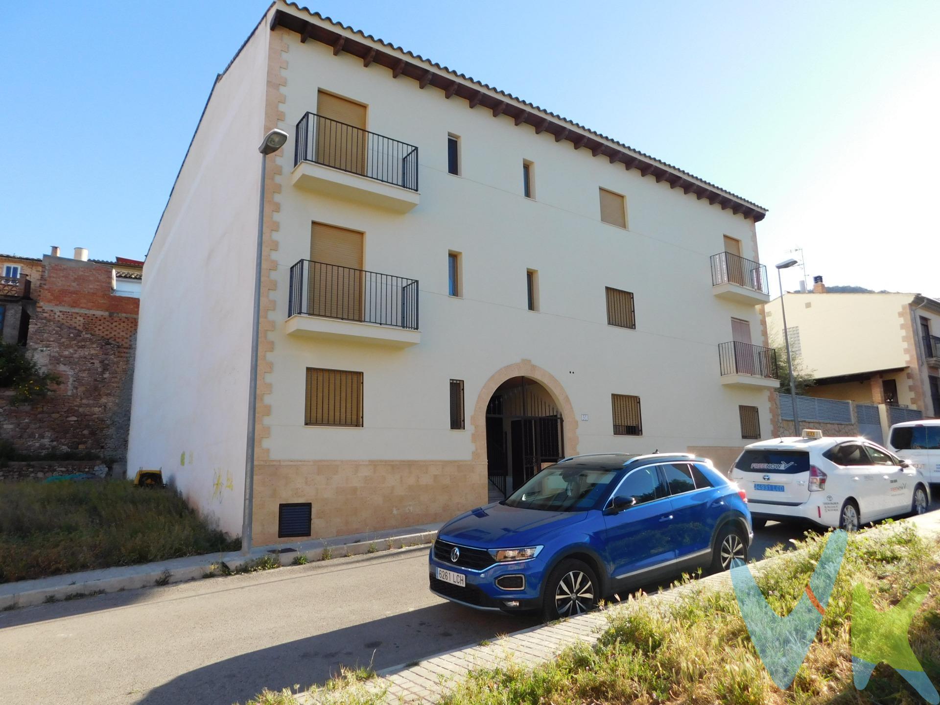 ¡Descubre tu refugio ideal en el corazón de la Sierra de Espadan! Este encantador estudio en Chovar te ofrece la oportunidad de vivir rodeado de naturaleza y tranquilidad. A tan solo 15 km de Vall de Uixó, este apartamento de 73 m² construidos y 68 m² útiles cuenta con un dormitorio donle y uno sencillo, un salón comedor con cocina integrada y un baño completo. Ubicado en la segunda planta de un edificio con un acogedor patio interior comunitario, donde podrás disfrutar de una pintoresca fuente y el estilo clásico de los patios de vecinos. Construido en 2007, el apartamento se encuentra en buen estado, aunque no dispone de calefacción. Es el lugar perfecto para aquellos que buscan un hogar sencillo y en armonía con el entorno natural. Ven a descubrir la paz y serenidad que este rincón especial tiene para ofrecerte. ¡No te lo pierdas!. No incluidos en el precio gastos de Notaría e impuestos