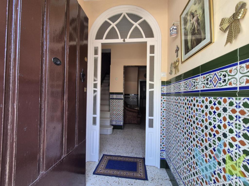 PRECIO DE VENTA: [160.000 + GASTOS] €. Casa de dos plantas en el centro de Olivares, con salida a dos calles. la vivienda tiene 166 metros cuadrados según catastro y es lo real aun que hay una discrepancia con los metros registrales que se están subsanando. Magnífica propiedad de dos plantas, muy céntrica en Olivares, situada en una zona cercana a todo tipo de servicios, comercios y comodidades. Una vivienda con muchas posibilidades, gracias a sus amplias estancias, su distribución y su salida a dos calles. En la planta baja encontramos un amplio salón, una cocina independiente, un dormitorio, un baño y un agradable patio. Además, dispone de un gran trastero, ideal como espacio de almacenamiento o para darle diferentes usos según las necesidades de la familia. La planta superior cuenta con tres dormitorios de buenas dimensiones, un baño completo, una segunda cocina de menor tamaño y otro salón, ofreciendo un espacio independiente y muy versátil. La vivienda se completa con una azotea, perfecta para disfrutar del aire libre, crear una zona de descanso o aprovecharla como espacio adicional. Todas las estancias de la propiedad son bastante amplias y luminosas, lo que proporciona una gran sensación de espacio y comodidad. Su ubicación céntrica, la salida a dos calles, sus amplias dimensiones y la posibilidad de disponer de dos zonas de vivienda hacen de esta propiedad una oportunidad ideal tanto para una familia como para quienes busquen una vivienda con posibilidades de adaptación o incluso para dos unidades familiares. . En cumplimiento de las obligaciones de información previstas en la Ley 10/2025, de 28 de diciembre, de servicios de atención a la clientela y transparencia, así como en la normativa sectorial vigente, se hace constar que el precio indicado no incluye los gastos e impuestos inherentes a la adquisición, los cuales se desglosan a continuación:. •	Impuesto sobre Transmisiones Patrimoniales (ITP): Se aplicará el tipo impositivo vigente en la Comunidad Autónoma de Andalucía, generalmente el 7% (11.200€), sin perjuicio de tipos reducidos del 3,5%, 1,2% o 1% aplicables según las circunstancias personales del comprador o las características del inmueble). El impuesto se devenga sobre el Valor de Referencia de Catastro o el precio de venta, aquel que resulte superior. •	Gastos de Notaría: Los honorarios notariales se calcularán conforme al arancel oficial regulado en el Anexo I, del Real Decreto 1426/1989, de 17 de noviembre, por el que se aprueba el arancel Notarial. •	Gastos de Registro: La inscripción en el Registro de la Propiedad se facturará según el arancel oficial establecido en el ANEXO I, del Real Decreto 1427/1989, de 17 de noviembre, por el que se aprueba el arancel Notarial. •	Gastos de Gestión (Gestoría): Los honorarios por la tramitación administrativa, liquidación de impuestos e inscripción registral ascienden aproximadamente a [545] € (IVA incluido). •	Honorarios Agencia del Vendedor: incluidos en el PVP. •	Honorarios Agencia del comprador: La agencia prestará los servicios de información, asesoramiento y acompañamiento previstos en el Encargo de Servicios y en el D.I.A. Si solicita servicios adicionales o personalizados, sus honorarios serán informados previamente, de forma individualizada y por escrito, conforme a la libertad de pactos y a la normativa vigente. NO VINCULADOS AL PRECIO DE COMPRA. Para una información exhaustiva sobre el funcionamiento, tipos impositivos y bonificaciones del ITP en Andalucía, puede consultar el portal oficial de la Agencia Tributaria de la Junta de Andalucía en el siguiente enlace:. https://www.juntadeandalucia.es/organismos/economiahaciendayfondoseuropeos/areas/tributos-juego/tributos/paginas/impuestos-cedidos-transmisiones.html; . Documento D. I. A. a disposición del consumidor según Decreto 218/2005 Junta de Andalucía. 