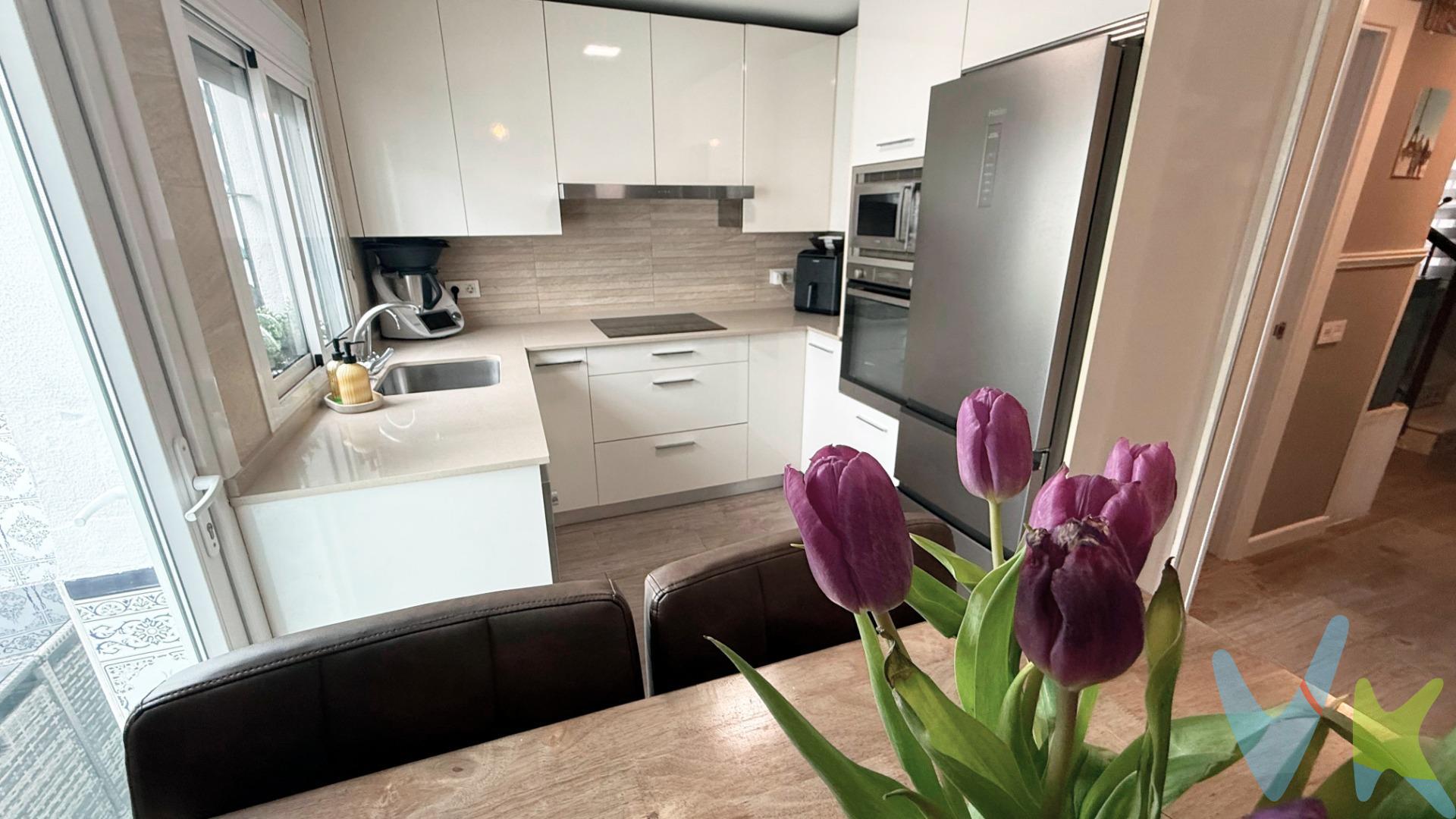 Exclusiva vivienda unifamiliar totalmente reformada en una de las zonas residenciales más consolidadas de Chiclana de la Frontera, a solo 15 minutos de la playa. Ubicada en Huerta del Rosario, esta propiedad combina tranquilidad, amplitud y una ubicación estratégica: autovía a 5 minutos, comercios, centros educativos, zonas deportivas y parques a escasos pasos. La vivienda, con 135 m² distribuidos en dos plantas, destaca por su cuidada reforma y excelentes calidades. Dispone de 3 dormitorios, 2 baños, salón, cocina independiente equipada con amplio comedor, patio interior privado, porche  delantero y garaje privado cerrado con altillo. Materiales seleccionados para el confort diario: tarima flotante, cerramientos de doble acristalamiento, aire acondicionado en todas las estancias, puertas nuevas y cocina con encimera de Silestone y agua por ósmosis. VENGA A VISITARLA !!!. Una propiedad pensada para quienes buscan calidad de vida, comodidad y una inversión segura en una zona con alta demanda. LE GUSTARA !!. En cumplimiento de las obligaciones de información previstas en la Ley 10/2025, de 28 de diciembre, de servicios de atención a la clientela y transparencia, así como en la normativa sectorial vigente, se hace constar que el precio indicado no incluye los gastos e impuestos inherentes a la adquisición, los cuales se desglosan a continuación:. •	Impuesto sobre Transmisiones Patrimoniales (ITP): Se aplicará el tipo impositivo vigente en la Comunidad Autónoma de Andalucía (generalmente el 7% (7% de 229.900 = 16.093 €), sin perjuicio de tipos reducidos del 3,5%, 1,2% o 1% aplicables según las circunstancias personales del comprador o las características del inmueble). El impuesto se devenga sobre el Valor de Referencia de Catastro o el precio de venta, aquel que resulte superior. •	Gastos de Notaría: Los honorarios notariales se calcularán conforme al arancel oficial regulado en el Anexo I, del Real Decreto 1426/1989, de 17 de noviembre, por el que se aprueba el arancel Notarial. (Cálculo aproximado: 1.500 €, de los que la parte vendedora abonará el coste de la Escritura matriz y la parte compradora, las copias). Más información: https://www.boe.es/buscar/act.php?id=BOE-A-1989-28111 . •	Gastos de Registro: La inscripción en el Registro de la Propiedad se facturará según el arancel oficial establecido en el ANEXO I, del Real Decreto 1427/1989, de 17 de noviembre, por el que se aprueba el arancel Notarial. Más información: https://www.boe.es/eli/es/rd/1989/11/17/1427. •	Financiación externa: En el caso de necesitar financiación, habrá que sumar los gastos de la Entidad financiera (Gestoría, tasación, seguros,…) . •	Honorarios Agencia del Vendedor: incluidos en el PVP. •	Honorarios Agencia del comprador: La agencia informa que los honorarios ascenderán a un 4% + IVA, sobre el valor de compra. Para una información exhaustiva sobre el funcionamiento, tipos impositivos y bonificaciones del ITP en Andalucía, puede consultar el portal oficial de la Agencia Tributaria de la Junta de Andalucía en el siguiente enlace:. https://www.juntadeandalucia.es/organismos/economiahaciendayfondoseuropeos/areas/tributos-juego/tributos/paginas/impuestos-cedidos-transmisiones.html; . La agencia dispone de documentación e información adicional relativa al inmueble, que podrá ser solicitada por el consumidor. A su vez, disponemos del Documento Informativo Abreviado de la propiedad (Según Decreto 218/2005, del 11 de Octubre) y de Seguro de Caución, para la protección del dinero entregado como señal para la Reserva de una vivienda. La agencia efectúa una labor de intermediación, por lo que las condiciones finales de la compraventa quedas sujetas a la aceptación expresa de la parte vendedora y a la ulterior formalización del contrato. 