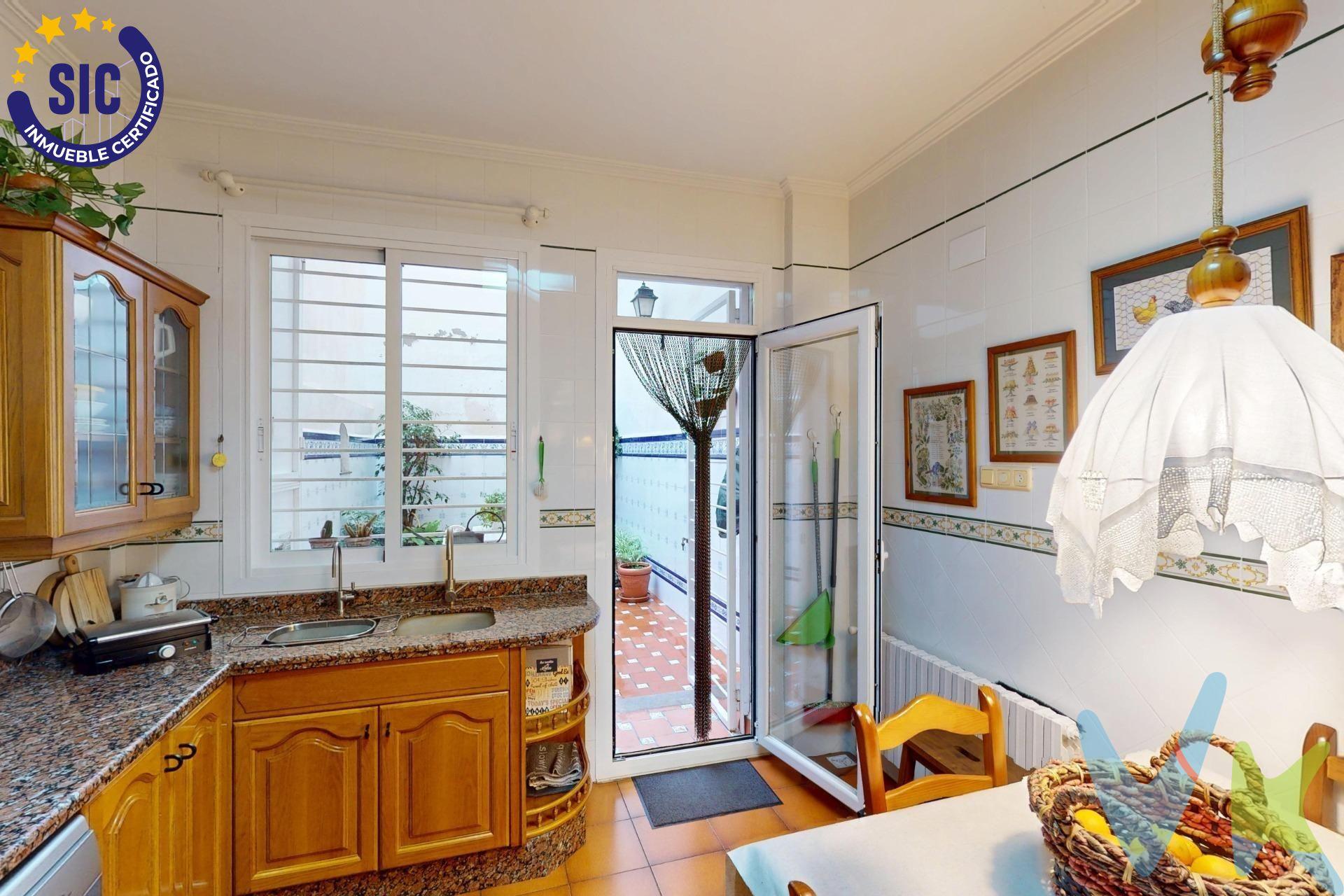 . ¿Buscas una casa espaciosa, luminosa y lista para entrar a vivir en una zona tranquila de la ciudad? Esta espectacular vivienda en Calle Navarra lo tiene todo: 5 dormitorios, 3 terrazas, buhardilla, garaje privado y más de 250 m² construidos para disfrutar en familia. Distribuida en cuatro plantas más buhardilla, esta casa ofrece el espacio y confort que necesitas:. ✅ Salón-comedor de 27 m², ideal para reuniones familiares. ✅ Cocina independiente de 14 m² con salida a una terraza de 19 m². ✅ 5 habitaciones amplias + buhardilla de 24 m², perfecta como despacho o sala de juegos. ✅ 3 terrazas privadas para disfrutar del aire libre en cualquier momento del día. ✅ 4 baños, incluyendo suites en las principales habitaciones. ✅ Garaje incluido en el precio. Situada en una zona residencial bien comunicada y con todos los servicios cercanos (colegios, supermercados, transporte público), esta casa es perfecta para quienes buscan calidad de vida, espacio y tranquilidad sin renunciar a la cercanía del centro. Vivienda en excelente estado, se vende sin muebles ni electrodomésticos para que la personalices a tu gusto. 🔑 Una oportunidad única en Calle Navarra. ¡Llama ahora y agenda tu visita!