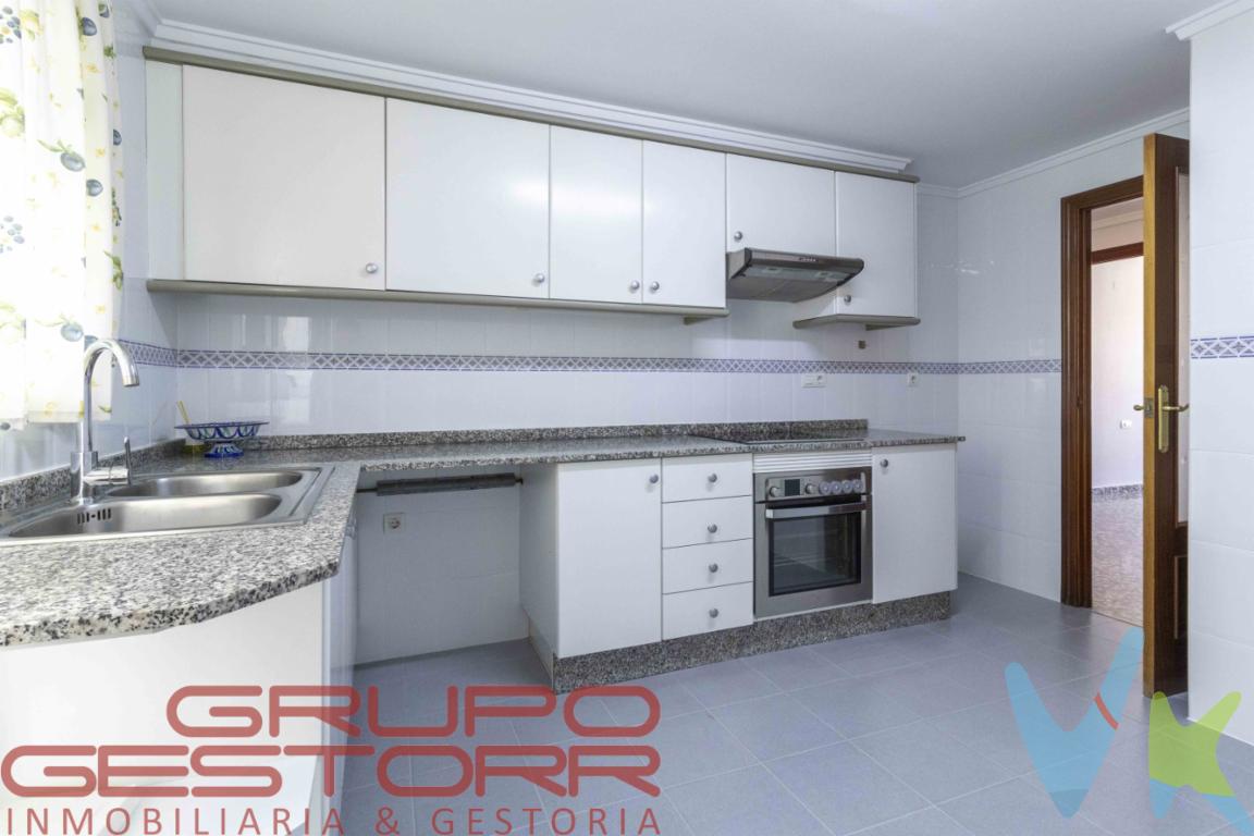 Vivienda en un excelente estado, Te presentamos en exclusiva este magnifico piso MUY LUMINOSO y que se encuentra en excelente estado y para entrar a vivir situado en la zona de El Moli de Torrent.No lo dudes, visita esta propiedad, en persona podrás apreciar que esta perfecta para entrar.La vivienda se distribuye en:4 dormitorios.2 baños reformados con ducha y uno in-suiteGran Cocina con capacidad para una mesa grande y sillasGaleríaPlaza de garajeTrasteroEdificio a cota cero, sin escalones para llegar al ascensor y el mismo ascensor baja hasta el garaje.Muy luminosoLa vivienda esta para entrar a vivir, no esperes mas porque pisos así no se encuentran. Cuenta con la parada de metro a solo 2 minutos andando, y tiene muy buen acceso desde las entradas a Torrent.El precio publicado NO incluye:- Los gastos de notaría- El impuesto de transmisiones patrimoniales, cuyo tipo general es del 10 % (salvo que el comprador pueda acogerse a bonificaciones existentes).- Los gastos del registro de la propiedad.- Los honorarios de la inmobiliaria que paga la parte comprador, que son de un 3 % mas IVA.Asimismo no incluye ningún otro gasto asociado que no este específicamente que esta incluido. Los datos e información contenida en este anuncio es meramente informativa, por lo que no tiene carácter contractual, pudiendo contener errores, reservándose la inmobiliaria a poder modificarla en cualquier momento. Para saber más sobre el mismo no dude en ponerse en contacto con nosotros. 