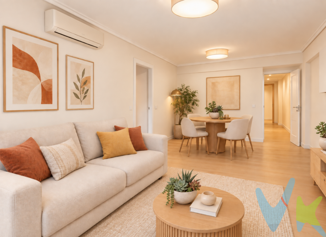 Hay viviendas que se entienden mejor cuando eres capaz de imaginar todo lo que pueden llegar a ser. Y esta es una de ellas.En calle Oriente, Valencia, encontramos esta vivienda de 95 m² construidos, con una distribución que ofrece muchas posibilidades de actualización y unos espacios perfectos para crear un hogar actual, cálido y muy personal.El salón-comedor es amplio y luminoso, con salida a un agradable balcón que aporta luz natural y prolonga la zona de estar hacia el exterior. Un espacio con capacidad suficiente para diferenciar cómodamente la zona de sofás y comedor y convertirlo en el auténtico corazón de la casa.La cocina independiente permite una reforma muy atractiva, aprovechando su distribución para ganar almacenaje, superficie de trabajo y funcionalidad. En los renders hemos querido mostrar precisamente hasta dónde puede llegar: líneas limpias, tonos arena y caldera y una estética contemporánea que encaja perfectamente con el resto de la vivienda. También puede abrirse al salón si lo prefieres.La zona de noche dispone de varias estancias con tamaños y usos muy versátiles: dormitorio principal, dormitorios juveniles o infantiles y la posibilidad de destinar una de ellas a despacho, vestidor o incluso replantear la distribución para crear un segundo cuarto de baño en suite con el dormitorio principal.El baño existente también admite una transformación espectacular, combinando materiales cálidos, tonos arena y detalles en color caldera para conseguir un ambiente mucho más actual.Y todo ello acompañado de una propuesta de reforma en la que hemos apostado por parquet de roble claro, puertas lacadas en blanco, paredes lisas, carpintería exterior blanca y una paleta de cremas, arenas, mostazas y calderas, consiguiendo una vivienda luminosa, serena y acogedora.IMPORTANTE: Las imágenes renderizadas incluidas en el anuncio son propuestas de reforma y decoración realizadas para ayudar a visualizar las posibilidades del inmueble; no corresponden a su estado actual.Una vivienda para quien no busca simplemente lo que hay hoy, sino que sabe reconocer todo lo que puede llegar a tener mañana.Si quieres ser el primero en verlo, llama hoy mismo!  Agencia Registrada con el Nº 89 en el Registro Obligatorio de Agentes Inmobiliarios de la Comunitat Valenciana. Puede consultar en la web de la GVA: https://habitatge.gva.es/es/registres-en-materia-habitatgeLa oferta está sujeta a cambios de precio o retirada del mercado sin previo aviso. Este anuncio en su conjunto, incluyendo textos, fotos, imágenes o cualquier otro contenido de este, no es vinculante dado que la información es ofrecida por terceros y puede contener errores. Se muestra a título informativo y no contractual.Gastos de la compraventa a cargo de la parte compradora no incluidos en el precio del inmueble a tener en cuenta: .- ITP con carácter general en Valencia es del 9% pudiendo corresponderle otro tipo impositivo atendiendo a sus circunstancias personales (por edad, renta o situación familiar primera vivienda habitual, etc) previstas legalmente. *Base imponible del impuesto el mayor valor entre el precio de compraventa tasación o el valor de referencia catastral..- Gastos de notaría y registro, en su caso, suelen oscilar aprox; entre 1,5% y 2,5% (aranceles variables según valor de compraventa, n.º de copias, etc). .- Si tramita la inscripción una gestoría, deberá abonar sus honorarios más IVA (en este caso suele oscilar entre los 250 y los 400 + iva)..- Honorarios de mediación inmobiliaria a cargo del comprador del 3% del precio final de venta más IVA (21%).Por mandato expreso del propietario, comercializamos este inmueble en exclusiva, lo que le garantiza el acceso a toda la información, a un servicio de calidad, un trato fácil, sencillo y sin interferencias de terceros. Por este motivo, se ruega no molestar al propietario, a los ocupantes de la propiedad o a los vecinos. Muchas gracias por su comprensión. Si usted es agente inmobiliario y tiene un cliente para este inmueble, llámenos: estaremos encantados de colaborar.Se informa al consumidor que la agencia actúa como intermediaria inmobiliaria en la operación, estando cualquier eventual compraventa y sus condiciones sujeta a la aceptación expresa del propietario-vendedor y a la posterior formalización del correspondiente contrato.     