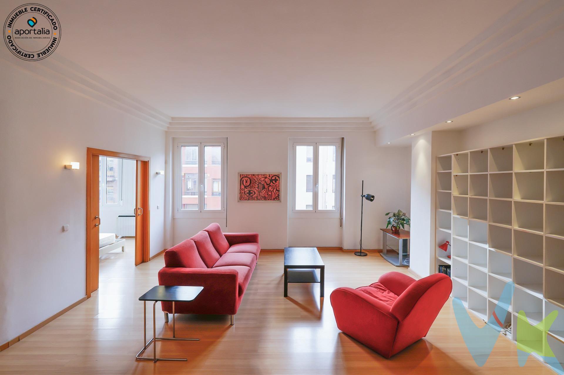 📍C/ Conde Aranda, junto a la Plaza de Toros. En este edificio encontrarás un piso diferente, si buscas algo especial y reformado👉 Superficie útil de unos 95 m2, distribuidos en salón con cocina americana, 2 dormitorios dobles (uno con acceso a galería interior) y baño con ducha y bañera. 🔥 Calefacción bomba frío-calor y agua caliente por termo. Nos encanta 💖 por:. ✔ El edificio en el que se encuentra, catalogado como de interés ambiental. ✔ Su amplio salón de 45 m2 y la decoración inspirada en espacio y diseño. ✔  Su estupenda distribución, prácticamente sin pasillo, aprovechando los metros en todas las estancias. ✔ La posibilidad de sacar un tercer dormitorio. ✔ Lo ☀️luminoso, orientación sur. . Solicítanos una visita. Nota: 📝 Gastos de compra y honorarios de agencia no incluidos en el precio. 