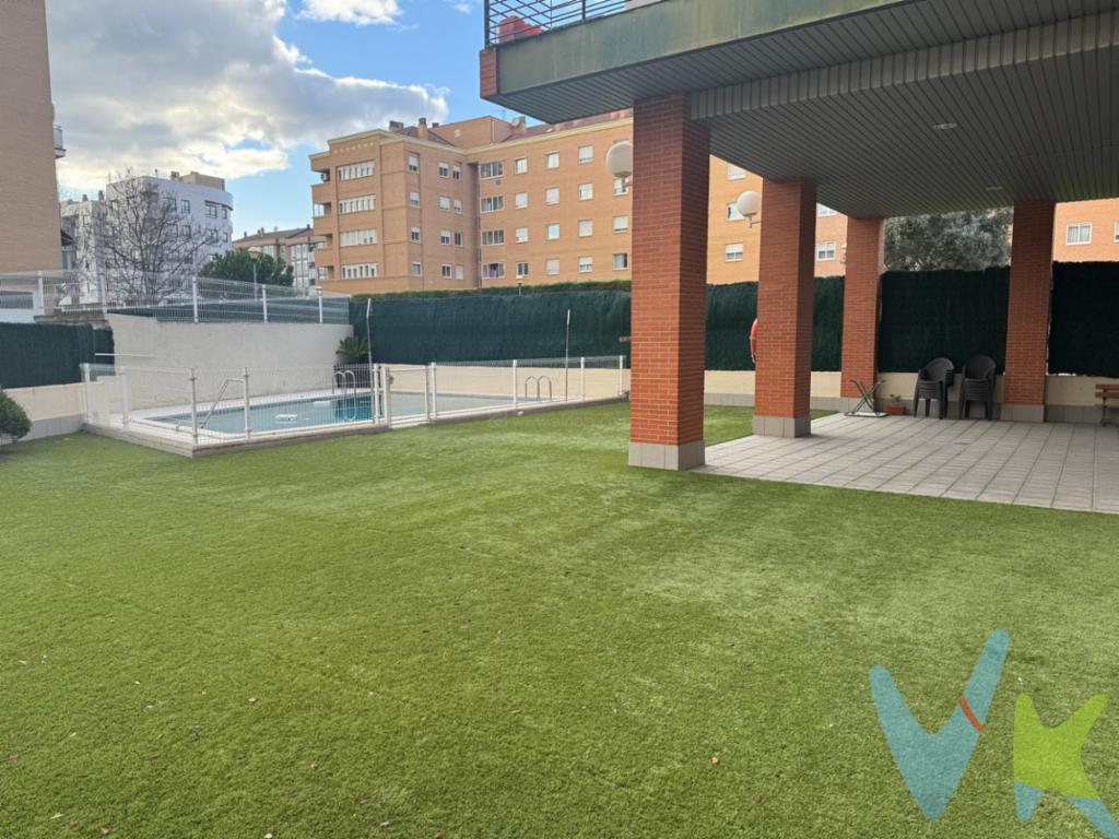 ? Desde Inmobiliaria Solozábal te presentamos esta excelente oportunidad de vivienda ubicada en la Avenida de Burgos , en Logroño.? Se trata de un piso de 66 m² construidos, edificado en el año 2001 y que se encuentra en muy buen estado general.?? Está distribuido de forma práctica en 2 dormitorios , 1 baño equipado con bañera y una cocina independiente con orientación oeste.?? Cuenta con servicios de calefacción y agua caliente por gas , ventanas de aluminio y confortables suelos de parquet.? El edificio dispone de ascensor sin barreras arquitectónicas en su acceso e incluye un cómodo trastero.???? Además, podrás disfrutar de una fantástica zona comunitaria con piscina, ideal para refrescarte y relajarte durante los meses de verano.? Está perfectamente conectada con servicio de autobús , con unos gastos de comunidad de 61.51  al mes y un precio de venta de 202.000  