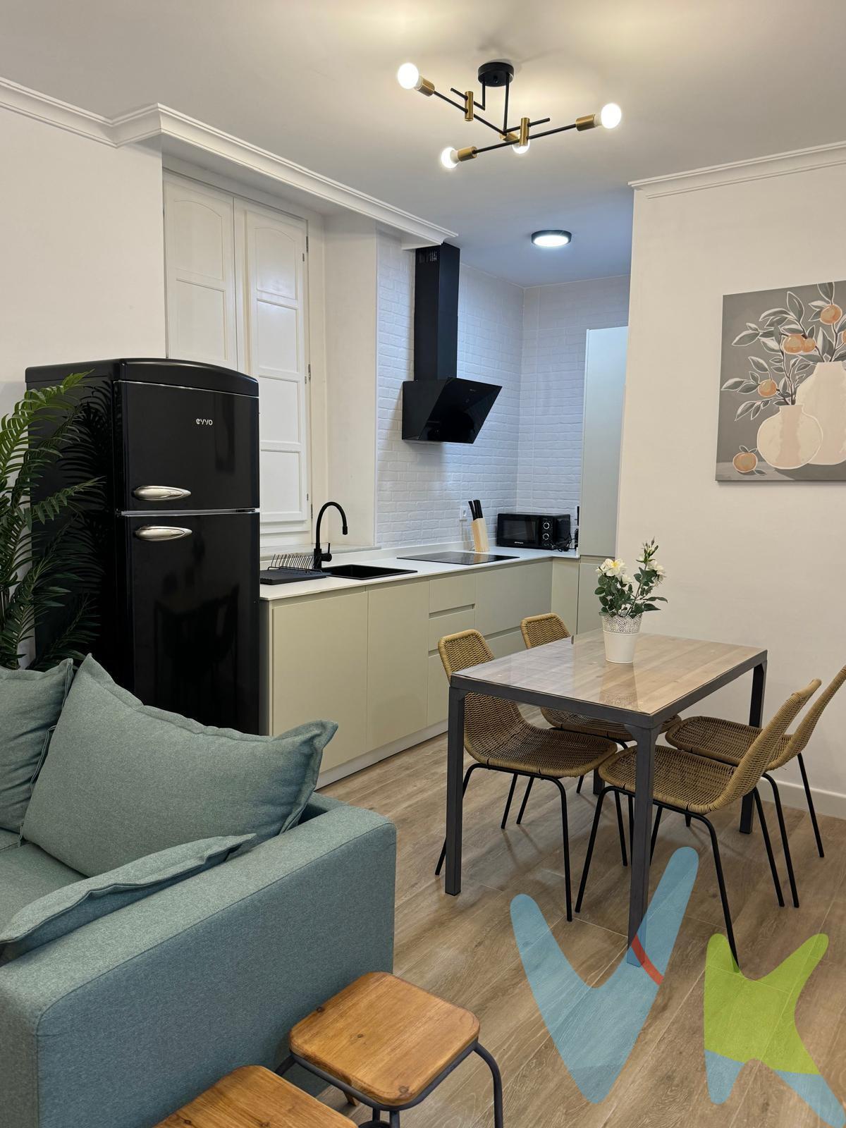 Les presentamos este fantástico piso, a escasos metros de la calle Ancha y plaza de San Antonio. Se encuentra rodeado de todo tipo de servicios, comercios, restaurantes y monumentos. El inmueble cuenta con dos dormitorios dobles perfectamente equipados, uno de ellos exterior a la calle, y ambos tienen ventanas de PVC con cristales de Climalit. El suelo de toda la vivienda es de porcelánico imitación madera, y el piso está recientemente reformado con materiales de primera calidad. Cuenta con un cuarto de baño con amplia placa de ducha. Tambien dispone de aire acondicionado centralizado. . La finca se rehabilitó por completo en el año 2007, conservando la estética típica gaditana. Dispone de azotea transitable de uso comunitario. No dude en contactar con nosotros, ¡Infórmese sin compromiso! . Por mandato expreso del propietario, comercializamos este inmueble en exclusiva, lo que le garantiza el acceso a toda la información, a un servicio de calidad, un trato fácil, sencillo y sin interferencias de terceros. Por este motivo, se ruega no molestar al propietario, a los ocupantes de la propiedad o a los vecinos. Muchas gracias por su comprensión. De acuerdo con lo prevenido en el Decreto 218/2005, de 11 de octubre, se informa al cliente que los Gastos Notariales, Registrales, impuesto de transmisiones (ITP), Honorarios de intermediación, Gastos financieros, y otros gastos inherentes a la compraventa no están incluidos en el precio.