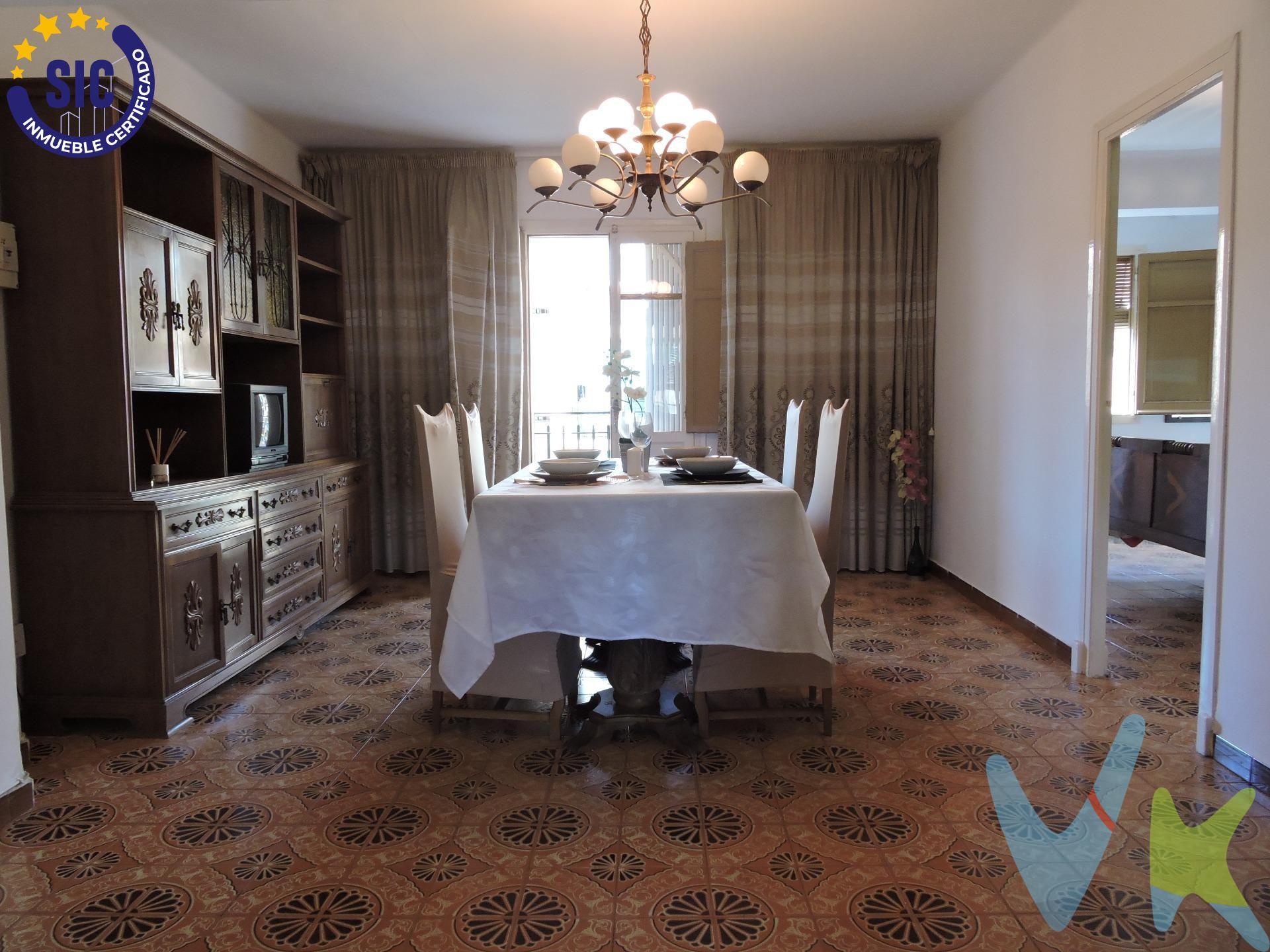 Muy cerca del parque de Marxalenes tenemos esta vivienda a la venta que busca a sus nuevos propietarios. . Se trata de un piso que tiene muy bien aprovechados sus metros cuadrados, sin mucho pasillo, le da todo el protagonismo a sus estancias. . El salón comedor es una de ellas, donde se encuentra también el dormitorio principal y un balcón de esos anchos, espaciosos que vienen muy bien en las épocas muy calurosas para saborear una buena cena a la fresca. La cocina tiene muchas posibilidades porque cuenta también con una galería que se puede ampliar a esta y dejar una cocina que ni Karlos Arguiñano. . Más detalles que consideramos importantes.. La Zona. El barrio de Marxalenes esta pegado al Cauce Del Rio Turia, así que si eres un amante de correr o pasear rodeado de árboles no pierdas las oportunidad de darte una vuelta y la plaza de la Virgen la tienes a 15 minutos caminando, casi, casi , conectado con el centro. . ¿ A que estas esperando ? . Contacta con nosotros si estas interesad@ en visitarla!!!. ¿ Necesitas Financiación ?.  . Nuestro departamento financiero puede gestionar tu préstamo " Hasta un 100% + Gastos ". ¡ Consúltanos !.  . *Nota: En el precio de venta no están incluidos los muebles y enseres de las fotografías, ni el impuesto del ITP del 10%, los gastos de Notaría que ascienden de forma orientativa a 800 €, los honorarios de agencia que son el 3% más iva aplicado al precio de venta y los gastos de financiación, si la hubiese. Este anuncio no es vinculante, puede contener errores, se muestra a titulo informativo y no contractual.Número de Registro de Agentes de Intermediación Inmobiliaria de la Comunidad Valenciana: RAICV-0386. 