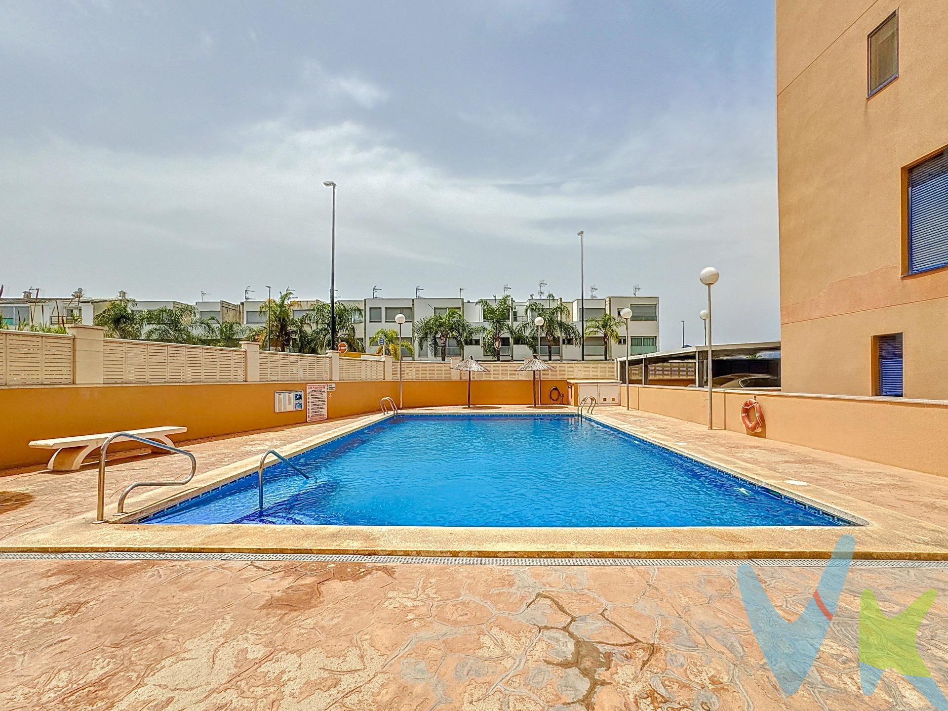 Descubre tu nuevo hogar en la hermosa Playa de Daimús! Situado en la prestigiosa avenida Roger de Lauria, en el exclusivo residencial Los Naranjos III, este acogedor apartamento te ofrece todo lo que necesitas para disfrutar del confort y la proximidad al mar. Dispone de dos dormitorios, ideales para el descanso y la tranquilidad. Un baño completo y un aseo adicional para mayor comodidad. Cocina americana, perfecta para preparar tus comidas con facilidad y estilo. Amplia terraza en planta baja, donde podrás relajarte y disfrutar del aire libre. Dispone de aire acondicionado en toda la casa, garantizando un ambiente fresco y agradable en cualquier época del año. Zonas Comunes: El residencial cuenta con amplias zonas comunitarias que incluyen una piscina, perfecta para refrescarte y socializar con tus vecinos, a tan solo un paso de la playa, podrás disfrutar del mar y la arena siempre que lo desees. Extras:. Posibilidad de Garaje: Por solo 15.000€, puedes adquirir una plaza de garaje para tu comodidad y seguridad. Este apartamento es ideal tanto para vivir todo el año como para disfrutar de tus vacaciones en la playa. No pierdas la oportunidad de conocerlo. ¡Te esperamos!. La descripción del presente inmueble e imágenes tienen mero carácter informativo y en ningún caso carácter contractual, pudiendo ser modificados por la inmobiliaria comercializadora sin que ello implique responsabilidad alguna frente a terceros. En el precio de venta a público, esta propiedad NO incluye los gastos de adquisición (Notario, registro, gestión, honorarios, etc…). 