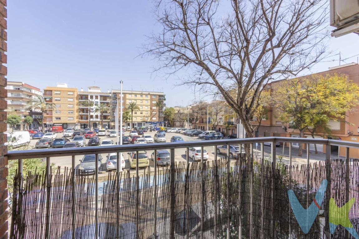  Piso amplio y luminoso en Picanya, ideal para familiasDescubra este espacioso piso en Picanya, una localidad tranquila y bien comunicada. Con 104 m² útiles y 131 m² construidos, esta vivienda en primera planta con ascensor ofrece comodidad y amplitud en una zona con todos los servicios a su alcance. Es muy difícil encontrar viviendas con este tamaño.Distribución y característicasLa vivienda, construida en 1980, dispone de: ✔ Tres habitaciones amplias, ideales para familias o para disponer de un despacho. ✔ Salón luminoso con acceso a balcón privado, perfecto para disfrutar del aire libre. ✔ Grandes ventanales, que aportan luz natural a todas las estancias. ✔ Posibilidad de personalización, permitiendo adaptar el espacio a su gusto.Ubicación y entornoPicanya es una zona tranquila y bien conectada, con acceso a colegios, centros de salud y supermercados. Además, la estación de tren cercana facilita el desplazamiento rápido a Valencia.Una oportunidad con potencialEste piso es ideal tanto como vivienda familiar como para inversión, ya que ofrece múltiples posibilidades de redistribución y mejora.Si busca un hogar espacioso y bien ubicado, esta es su oportunidad. Contacte con nosotros y agende una visita para conocer de primera mano todo lo que esta propiedad tiene para ofrecerle. 
