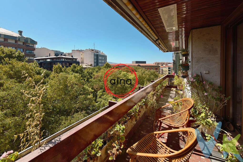 ESPECTACULAR VIVIENDA DE 190 m² ÚTILES CON TERRAZA EN PLENO PASEO DE SARASATE
Una vivienda única por ubicación, amplitud, luminosidad y posibilidades, situada en uno de los enclaves más privilegiados de Pamplona.
Presentamos esta magnífica vivienda de 198 m² construidos y aproximadamente 190 m² útiles, ubicada en una quinta planta del Paseo de Sarasate, en pleno centro de la ciudad y a escasos pasos del Casco Antiguo.
La vivienda destaca por sus grandes estancias, distribución cómoda, mucha luz natural y vistas abiertas y privilegiadas sobre el propio Paseo de Sarasate.
UNA VIVIENDA AMPLIA Y FUNCIONAL
La vivienda cuenta con un amplio hall de entrada que distribuye las diferentes zonas.
Dispone de 4 dormitorios, todos ellos de buenas dimensiones, además de 3 baños, cocina independiente de aproximadamente 9 m² con despensa y tendedero, y diferentes espacios de distribución que aportan comodidad y posibilidades.
El gran protagonista de la vivienda es su espectacular salón-comedor de aproximadamente 43 m², un espacio amplio y luminoso con múltiples opciones de distribución y acceso directo a una terraza privada de unos 14 m², equipada con toldo y orientada al Paseo de Sarasate.
La zona más privada de la vivienda ofrece un amplio baño de casi 7 m² con bañera y varios dormitorios de aproximadamente 16,50 m², 16 m² y 18 m², además de un dormitorio adicional de unos 10,85 m² que puede utilizarse también como despacho, habitación de invitados o zona de servicio.
DOS ESPACIOS EXTERIORES
Uno de los grandes atractivos de esta propiedad es su terraza privada de 14 m², desde la que disfrutar de las vistas y de la vida del Paseo de Sarasate.
Además, el edificio dispone de una espectacular terraza comunitaria en el ático, un auténtico mirador con vistas despejadas sobre el Paseo de Sarasate, el Casco Antiguo y buena parte del entorno de Pamplona.
COMODIDAD Y SERVICIOS
El edificio cuenta con servicio de portería durante las mañanas y la vivienda dispone de calefacción y agua caliente central.
Existe también la posibilidad de adquirir opcionalmente una plaza de garaje situada en un edificio cercano, en la calle Yanguas y Miranda, un importante valor añadido en esta zona de la ciudad.
Gastos de comunidad: 309 €/mes.
UNA UBICACIÓN EXCEPCIONAL
Vivir en el Paseo de Sarasate significa tener Pamplona a tus pies.
La vivienda se encuentra junto al Parlamento de Navarra, Plaza del Castillo, Casco Antiguo, Avenida de San Ignacio, Ciudadela y Vuelta del Castillo, rodeada de comercios, restaurantes, servicios y excelentes comunicaciones.
Una ubicación ideal para quienes buscan disfrutar del centro de Pamplona sin renunciar a una vivienda muy amplia, luminosa y con espacios exteriores.
UNA PROPIEDAD CON MUCHO QUE OFRECER
Sus 190 m² útiles, cuatro dormitorios, amplísimo salón-comedor, terraza privada, terraza comunitaria, vistas y excelente ubicación hacen de esta vivienda una propiedad realmente singular en el centro de Pamplona.
Una oportunidad para quienes buscan espacio, comodidad y calidad de vida en una de las zonas más cotizadas de la ciudad.
Ven a descubrirla. Te sorprenderá.
INFORMACIÓN LEGAL
Los datos, superficies y planos reflejados tienen carácter orientativo y meramente informativo, sin valor contractual.
El precio de venta no incluye impuestos ni gastos derivados de la transmisión que irán a cargo de la Parte Compradora:


6 % de Impuesto sobre Transmisiones Patrimoniales (ITP), según normativa vigente y circunstancias fiscales del comprador.


Aproximadamente 1,5 % de gastos de Notaría y Registro.


Gastos financieros, en caso de financiación mediante préstamo hipotecario.


¡EL COMPRADOR NO PAGA HONORARIOS DE AGENCIA!