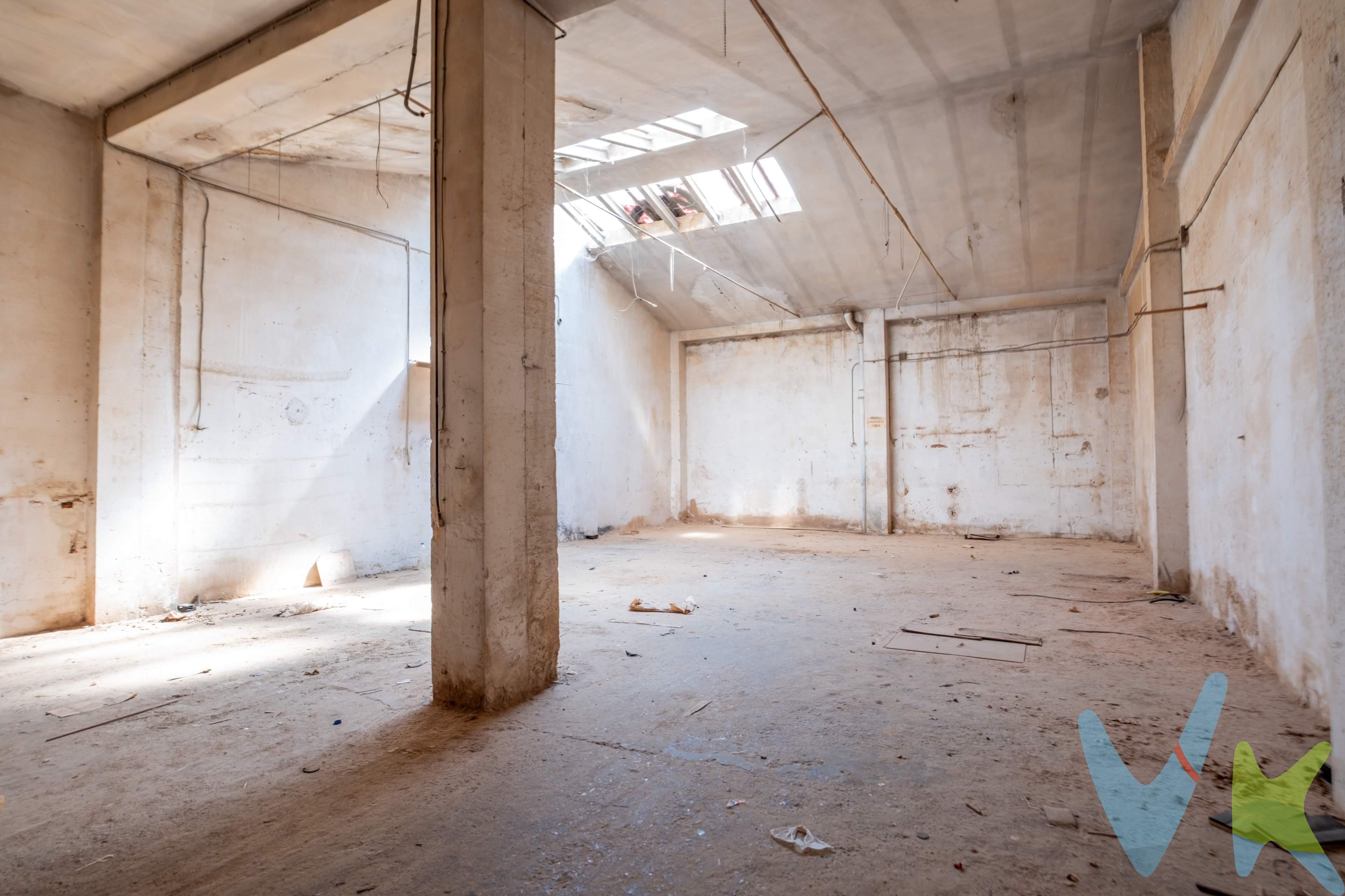 Oportunidad única en calle Rosas, Casablanca EN VENTA O ALQUILER. Local diáfano de 236 m² con gran altura y luz natural. Diseña el espacio perfecto para tu negocio desde cero. Se vende/alquila magnífico local comercial de 236 m² útiles en planta única, ubicado en el consolidado barrio de Casablanca. Características destacadas:. Planta única y diáfana: Sin desnivel, ideal para cualquier distribución. Luz natural por lucernario: Iluminación cenital que aporta calidez, confort visual y ahorro energético durante todo el día. Gran altura de techos: Aporta enorme sensación de amplitud, excelente ventilación y posibilidad de instalaciones vistas estilo industrial o falso techo técnico. A reformar a tu gusto: Perfecto para adaptar la imagen de tu marca sin limitaciones estructurales. 💡 Ideas de negocio ideales para este local. Gracias al lucernario y la altura, este espacio destaca sobre la competencia para cierto tipo de actividades:. - Centro de Bienestar, Yoga, Pilates o Fisioterapia: La luz cenital crea una atmósfera relajante e íntima que no requiere depender únicamente de escaparates a la calle. - Estudio Creativo, Arquitectura o Coworking: Luz natural perfecta para trabajar en mesas de diseño, zonas comunes amplias y estética tipo loft. - Estudio de Fotografía / Galería de Arte / Showroom: La altura libre permite colocar focos, estructuras suspendidas y exponer piezas de gran volumen. - Clínica Médica o Estética: Los 236 m² en una sola planta permiten organizar gabinetes alrededor de un patio interior/zona central bañada por la luz del lucernario. - Gimnasio Boutique o Box de Entrenamiento: Altura ideal para estructuras de calistenia, trabajo funcional o deportes que requieran espacio vertical.