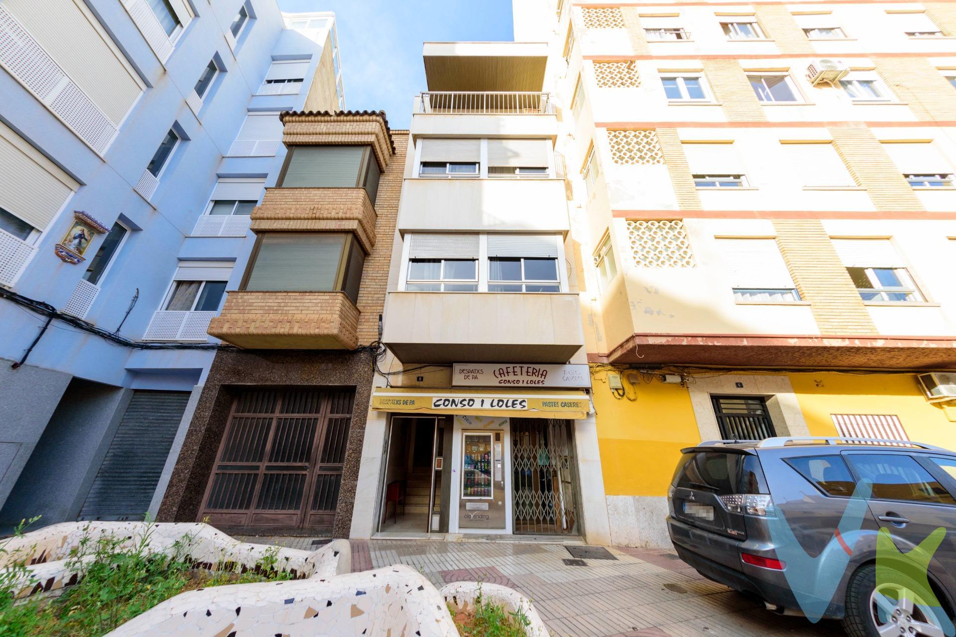 Se trata de una oportunidad de inversión muy atractiva en pleno corazón de Villarreal 🏙️, ideal para perfiles que buscan rentabilidad inmediata 💰 y estabilidad a largo plazo 📈. El inmueble es un edificio de carácter tradicional 🏢, perfectamente ubicado en una zona céntrica y consolidada, con alto tránsito peatonal 🚶‍♂️ y excelente visibilidad 👀. En la planta baja encontramos un local comercial actualmente alquilado a una cafetería ☕, en pleno funcionamiento, con clientela fidelizada 🤝 y una agradable terraza 🌿 que incrementa su atractivo y facturación. Este negocio aporta un flujo de ingresos constante 🔄 y demuestra la viabilidad comercial de la ubicación. El edificio cuenta además con dos viviendas 🏠, situadas en la primera y segunda planta, ambas actualmente alquiladas 📄. El piso de la primera planta ofrece una distribución funcional y muy demandada 🛋️. Por su parte, la vivienda de la segunda planta dispone de una buhardilla con acceso que actualmente se utiliza como terraza privada 🌞, un valor añadido muy apreciado que aporta un espacio exterior exclusivo y diferenciador. En conjunto, el activo combina tres fuentes de ingreso 💼 en una sola propiedad, reduciendo riesgos ⚖️ y optimizando la rentabilidad 📊. Su localización en el centro de Villarreal 📍, junto con la estabilidad de los arrendamientos existentes, lo convierten en una inversión sólida 🧱, ideal tanto para inversores experimentados 🧠 como para aquellos que buscan iniciarse en el sector inmobiliario con un producto ya en funcionamiento 🚀. Por mandato expreso del propietario comercializamos este inmueble mediante contrato de multi-exclusiva, por el cual numerosas agencias colaboradoras, nacionales e internacionales, ofrecen esta vivienda a sus potenciales compradores, todo ello garantizando un servicio de calidad, un trato fácil, sencillo y sin interferencias de terceros, ya que la gestión es a través de nuestra agencia. *Impuestos, gastos de compraventa tales como honorarios agencia y financiación no incluidos. 