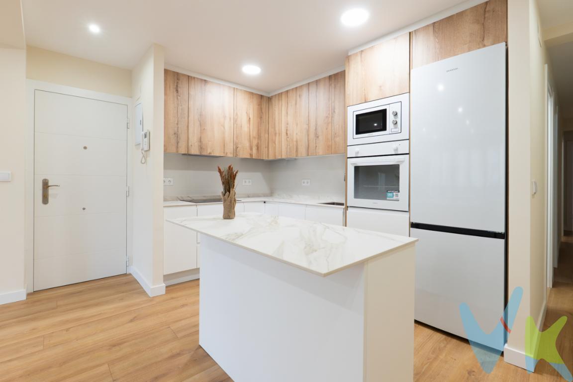 Elegante Piso en Venta al lado de BegoñaUbicado en el corazón de la ciudad, se encuentra este atractivo piso que sin duda cumple con las expectativas de quienes buscan una combinación de confort, funcionalidad y ubicación privilegiada.Esta vivienda ha sido reformada por sus propietarios con mucho gusto empleando para ello materiales de altas calidades, te sentirás como en casa desde el primer momento.Importante destacar que tiene dos Terrazas, una de ellas cuenta con 22 metros para poder disfrutar con familia y amigos.Al entrar en la vivienda encontramos una zona muy amplia con cocina con isla y gran salón.La cocina como veréis en la foto, con un bonito diseño en blanco y electrodomésticos integrados a juego con la misma, con espacio suficiente y unida a un gran salón se convertirá junto con la terraza en el principal espacio de esta vivienda.Los dos baños de diseño cuentan con mueble moderno, espejo,  ducha con mampara y ventana.Los dormitorios de distintos tamaños pero acorde para habitación principal así como invitados, zona de trabajo, de juegos....En cuanto a las características principales de materiales y calidades de esta reforma integral: . Calefacción de gas ciudad con instalación y caldera nuevas.. Ventanas PVC.. Puertas lacadas en blanco.. Suelos de Tarima de 9mm.. Instalación eléctrica nueva e iluminación con óculos.Un hogar para disfrutar del confort y la tranquilidad sin renunciar a la ciudad.Ubicación inmejorable, con todos los servicios a tu alcance: supermercados, colegios, transporte publico y a un paso de la playa.¿Te imaginas viviendo aquí? No dejes pasar esta oportunidad.Contamos con más de 35 años de experiencia acreditada y nuestro objetivo es garantizarle un servicio de compra humano, ético, de calidad, fácil y seguro. Nuestro equipo lo integran agentes con la titulación AIR (Agente Inmobiliario Registrado), somos CRS (Council of Residential Specialist) y API. (Agente de la Propiedad Inmobiliaria Colegiado nº248). Contamos con un seguro de Caución que nos permite garantizar el depósito de las cantidades entregadas por nuestros clientes.Te ayudamos con la financiación con las mejores condiciones hipotecarias hasta el 100%.Consulte en nuestras reseñas de Google lo que opinan los clientes que ya han trabajado con nosotros.El precio NO incluye: Impuestos, gastos de Notaría, registro y honorarios de los servicios contratados por los compradores a la Agencia Inmobiliaria.