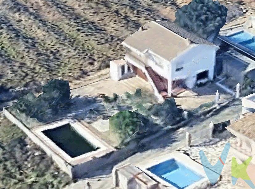 Pon tú el Precio y nosotros la Financiación hasta 100%, chalet en venta Alginet Urbanización Bellavista, 178 m2 de superficie construida sobre parcela muy plana de 675 m2, la vivienda tiene una habitación doble, dos habitaciones sencillas, un baño, un aseo, y la propiedad está en estado de conservación de origen. Extras: Espectaculares vistas, amplio almacén y terraza en planta baja, piscina propia con depuradora, paellero y garaje. No lo pienses más, solicita visitar el inmueble y descubrirás la vivienda que se adapta a tu estilo de vida. (Propuesta de precio sujeta a aprobación de la Propiedad y financiación sujeta a aprobación de la Entidad Financiera)