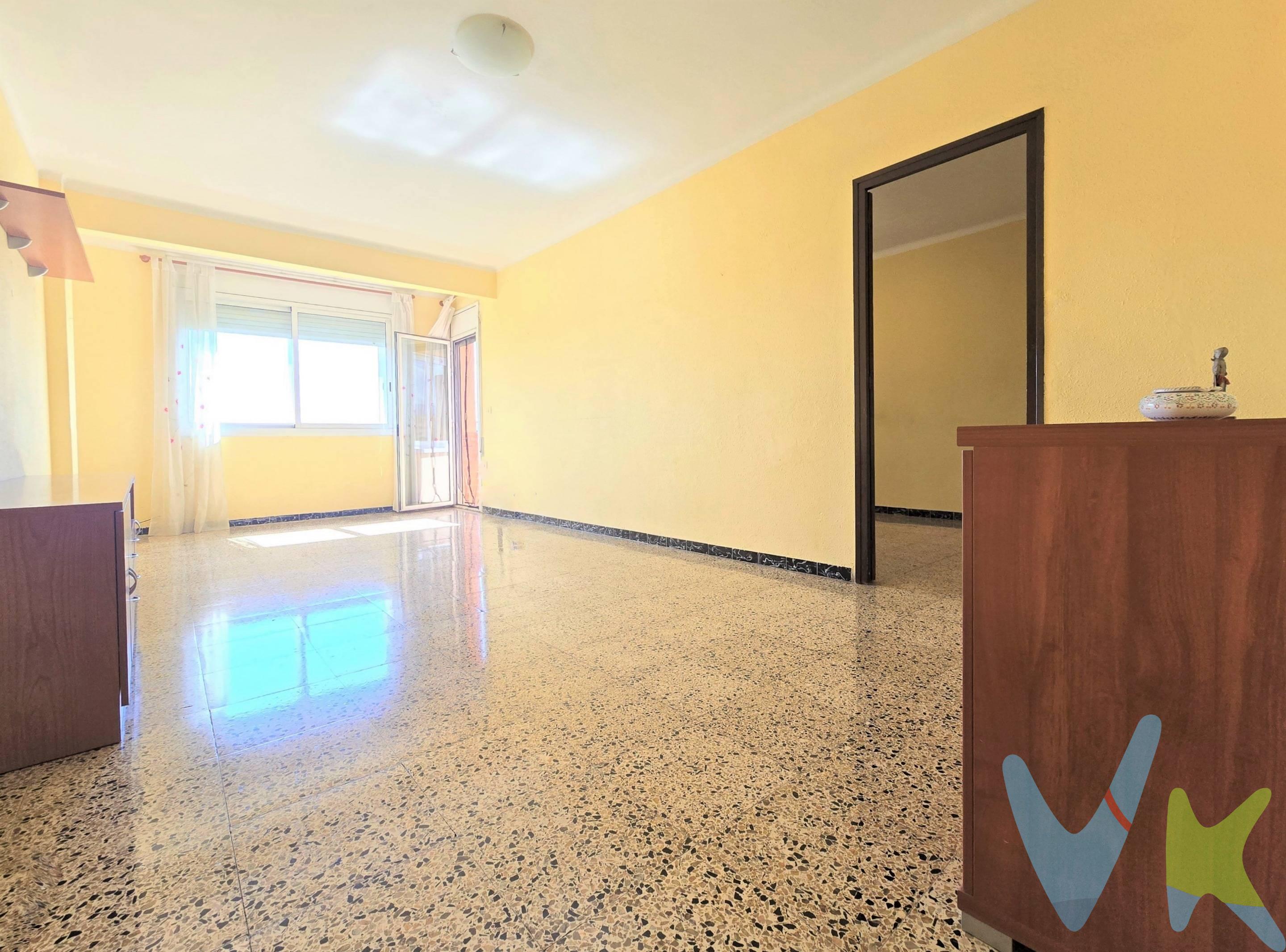 ¡ GRAN OPORTUNIDAD ! PISO DE 4 HABITACIONES EN Avda  dels PAÏSOS CATALANS DE REUS. Les presentamos en exclusiva este magnífico Inmueble de 95m² construidos, tal y como indica su ficha catastral,  equipado y distribuido en:.  . - 4 habitaciones, dos de ellas individuales y dos dobles, una de ellas con unas vistas espectaculares. - Una compacta cocina con acceso a una práctica galería. - Un baño completamente equipado y reformado en su totalidad recientemente. - Un amplio y luminoso salón/comedor con acceso directo a un magnífico balcón equipado con toldo abatible, donde podrán disfrutar de unas vistas despejadas y privilegiadas de la ciudad y de su horizonte. No se pierdan sus atardeceres. - Un elegante Hall/distribuidor que entiende a la perfección la habitabilidad de esta vivienda, su futuro hogar. - Sus cerramientos a la calle son dobles y de aluminio/climalit. - Gas Natural. - Edificio sin barreras arquitectónicas y equipado con ascensor.  Y todo ello situado en un emblemático edificio en  la Avenida dels Països Catalans de Reus (prácticamente esquina con  Barri dels Poetes) a tocar del Mercadona, CAP  Sant Pere, la Biblioteca, farmacias, tiendas al detalle, centros educativos, paradas de Bus, Piscina municipal..a escasos 5 minutos a pie del centro histórico y comercial del municipio y con las mejores vías de entrada y salida de toda la localidad. Concierten una visita con nosotros y descúbranlo "in situ". Les atenderemos con mucho gusto.