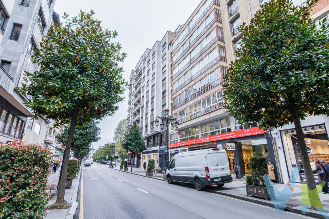 Vivir en Calle Uría significa tener Oviedo a tus pies.Este inmueble, situado en una 4ª planta semiinterior, ofrece una oportunidad muy interesante para quienes buscan crear una vivienda a medida en una de las zonas más demandadas de Oviedo.Actualmente se encuentra acondicionado como oficina, pero su uso es de vivienda, lo que permite transformarlo de nuevo en un piso moderno, cómodo y funcional. Precisamente por eso, estamos desarrollando una propuesta de distribución para ayudar a visualizar todo su potencial.La vivienda cuenta con 91 m² construidos y una distribución versátil, ideal para plantear una reforma adaptada a las necesidades actuales: espacios abiertos, zona de día amplia y dormitorios bien aprovechados.Una posible distribuciónEl proyecto permite imaginar una vivienda compuesta por:2 dormitoriosSalón-comedor con cocina americana1 bañoZona de entrada o recibidor amplioEspacios auxiliares según distribución finalUna propuesta pensada para sacar el máximo partido a la superficie y convertir el inmueble en un piso actual, práctico y muy atractivo tanto para vivir como para invertir.Características principalesSuperficie: 91 m² construidosPlanta: 4ªSituación: semiinteriorUso: viviendaEstado actual: acondicionado como oficinaDistribución actual: recepción, 3 despachos y 1 bañoPosibilidad de reforma a vivienda de 2 dormitoriosUbicación privilegiadaSu localización es, sin duda, uno de sus grandes valores. Calle Uría es una de las arterias principales de Oviedo, una ubicación consolidada, céntrica y con una demanda constante.A pocos metros encontrarás todo lo necesario para el día a día: comercios, supermercados, cafeterías, transporte público, zonas de ocio y algunos de los puntos más emblemáticos de la ciudad.Además, al tratarse de una vivienda semiinterior, ofrece un plus de tranquilidad sin renunciar a vivir en pleno centro.Una oportunidad para crear un piso a medidaEste inmueble no es solo una oficina reconvertible. Es una oportunidad para diseñar una vivienda desde cero en una ubicación donde cada metro cuadrado cuenta.Ideal para quienes buscan una residencia habitual en el centro de Oviedo, una segunda vivienda urbana o una inversión con alto atractivo por zona y posibilidades de reforma.PRECIO DE VENTA SIN GASTOS NI IMPUESTOS INCLUIDOS: El precio de venta no incluye gastos de notaría, registro de la propiedad, gestoría, ni el Impuesto de Transmisiones Patrimoniales (ITP) o el IVA/AJD. HONORARIOS: El precio de venta no incluye los honorarios que se devengan a cargo del cliente comprador por la prestación de servicios de asesoramiento y gestión. El importe asciende al 2%, con un mínimo de 2.000 EUR, del Precio de Venta (IVA no incluido). Dichos honorarios deberán ser abonados a la firma de la escritura pública. 