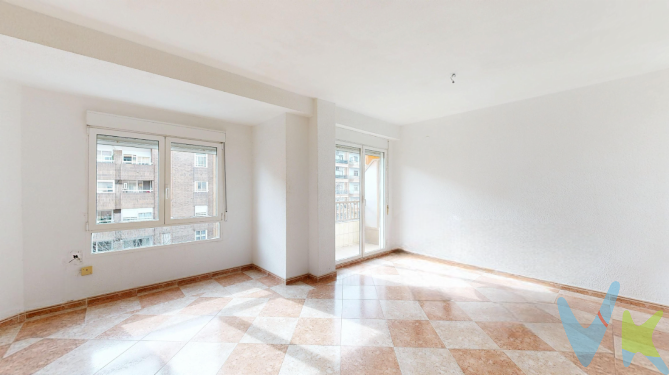 Piso en calle Oltá de 121m² con 4 hab. 2 baños, ascensor y 2 balcones  Presentamos esta estupenda vivienda en zona Malilla, a un paso del hospital de la nueva FE, calle Oltá, barrio que cuenta con todo tipo de servicios y comercios...  La vivienda es una cuarta altura con ascensor, consta de 121 m² distribuidos en 4 habitaciones, 2 baños, luminoso salón-comedor, ámplia cocina y 2 balcones. Aunque este piso está listo para entrar a vivir, cuando hablamos de viviendas y reformas el espacio en sí es tan importante como la imaginación. Hay pisos que son facilitadores de ideas, esos que con sólo mirarlos te vienen a la cabeza miles de posibilidades para hacer de esta vivienda un hogar confortable y adaptado a tus necesidades.  Así que si te gusta vivir en Valencia y vas buscando un buen barrio donde hacerlo, acabas de encontrar tu próximo hogar.   No dudes en ponerte en contacto con nosotros para más información, estaremos encantados de poder ayudarte y acompañarte en todo el proceso, quedamos a tu disposición. Si tienes que vender antes tu vivienda, llámanos y te asesoramos cómo hacerlo para además tener los mínimos gastos posibles y todas las garantías.  Agencia Registrada con el nº00516 en el Registro Obligatorio de Agentes Inmobiliarios de la Comunidad Valenciana    Por mandato expreso del propietario, COMERCIALIZAMOS ESTE INMUEBLE EN EXCLUSIVA, lo que le garantiza el acceso a toda la información, a un servicio de calidad, un trato fácil, sencillo y sin interferencias de terceros. Por este motivo, se ruega NO MOLESTAR AL PROPIETARIO, a los ocupantes de la propiedad o a los vecinos. Muchas gracias por su comprensión.   La oferta está sujeta a cambios de precio o retirada del mercado sin previo aviso. Este anuncio en su conjunto, incluyendo textos, fotos, imágenes o cualquier otro contenido de este, no es vinculante dado que la información es ofrecida por terceros y puede contener errores. Se muestra a título informativo y no contractual.  El precio del inmueble no incluye los honorarios de la agencia que ascienden al 4%+IVA del precio final del inmueble, ni los gastos de notaría y registro de la propiedad (que están sujetos a aranceles y varían dependiendo del precio de escrituración), ni los impuestos (que en la Comunitat Valenciana varían dependiendo del precio del inmueble y de las características personales del comprador).  Esta propiedad se pone a la venta con toda la documentación comprobada y en regla, por lo que ofrecemos GARANTIAS a los compradores.