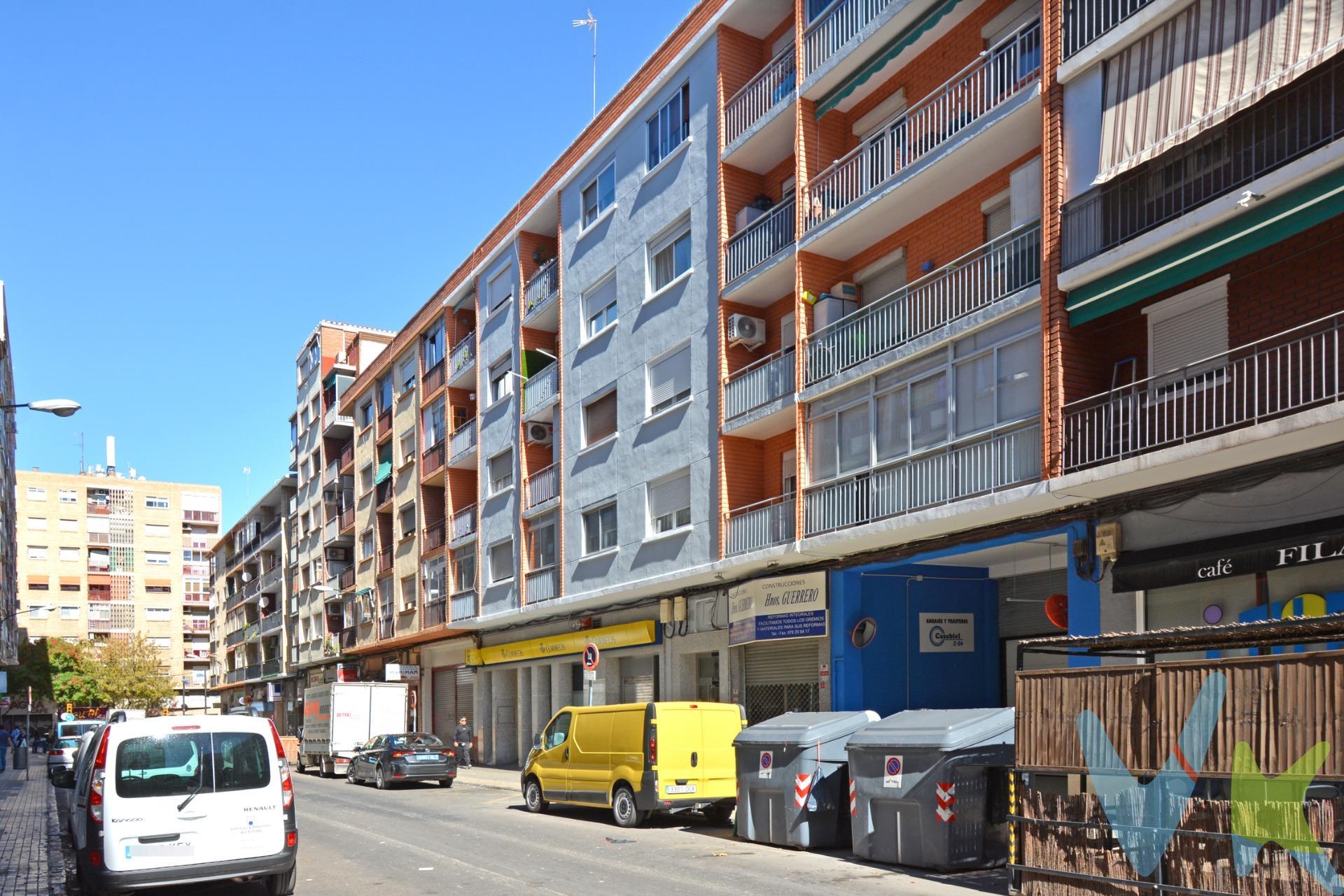 PISO DE 2 DORMITORIOS PARA ENTRAR A VIVIR EN SAN JOSE - C/ FEDERICO GARCIA LORCA. Piso de 45 m² útiles, distribuidos en 2 dormitorios, baño, salón con terraza acristalada y cocina independiente. Piso interior en primera planta, que da a patio de manzanas amplio y a patio interior.  . Es una 2ª planta real de las 4 con las que cuenta la finca.  La vivienda se encuentra en buen estado y se puede entrar a vivir tal y como esta. . Suelos de baldosas, ventanas de aluminio y puertas de roble. La calefacción es individual a gas. ASCENSOR sin barreras. Situado justo al lado del Parque de la Memoria, con todos los servicios, zonas infantiles, colegios y paradas de autobús. No te pierdas nuestro reportaje fotográfico y el tour 360º que tenemos preparado para ti. ¡¡¡ NO DEJES PASAR ESTA OPORTUNIDAD, TE ENCANTARÁ !!!. Y SI QUIERES ASESORAMIENTO FINANCIERO SIN COMPROMISO, CONSULTA CON NOSOTROS. BUSCAMOS SOLUCIONES🏡,. ENCONTRAMOS HOGARES💙