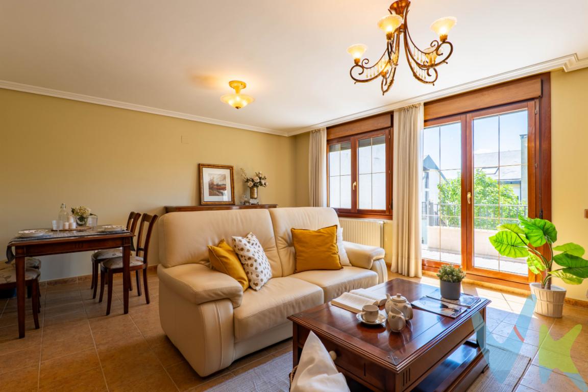 Imagina desayunar al sol en tu terraza, disfrutar de barbacoas con amigos en el jardín y ver crecer a tu familia en una casa con espacio para todos. Este chalet adosado en la calle Santiago Laiz, en El Berrón, está pensado para vivirlo y disfrutarlo cada día.Nada más entrar, la vivienda transmite sensación de hogar. En la planta principal encontrarás un amplio salón con salida directa a la parcela privada orientada al sur, perfecta para aprovechar el buen tiempo durante todo el año. La zona exterior combina terraza, jardín y barbacoa, creando el rincón ideal para comidas al aire libre, tardes de relax o juegos en familia. Completa esta planta una cocina independiente y un baño completo.La primera planta está diseñada para el descanso, con tres dormitorios y dos baños, uno de ellos en suite en el dormitorio principal. Además, desde esta planta se accede a una fantástica terraza soleada donde desconectar al final del día.La última planta bajocubierta ofrece dos habitaciones adicionales con ventanas Velux y otro baño completo, un espacio perfecto para dormitorios juveniles, despacho, zona de invitados o incluso tu propio rincón de teletrabajo y ocio.En la planta sótano, la vivienda dispone de garaje privado con acceso directo, aportando comodidad y espacio extra de almacenamiento.Y hay un detalle que marca la diferencia: aunque la vivienda es del año 2007, apenas ha tenido uso, por lo que se encuentra en un estado impecable, prácticamente como nueva. Una oportunidad para disfrutar de una casa amplia y lista para entrar a vivir sin necesidad de reformas.Una vivienda luminosa, cuidada y con el espacio que siempre imaginaste para crear nuevos recuerdos.El precio de venta no incluye el Impuesto de Transmisiones Patrimoniales (ITP), gastos de notaría, registro de la propiedad y demás gastos inherentes a la compraventa, ni los honorarios de agencia inmobiliaria a cargo del comprador.