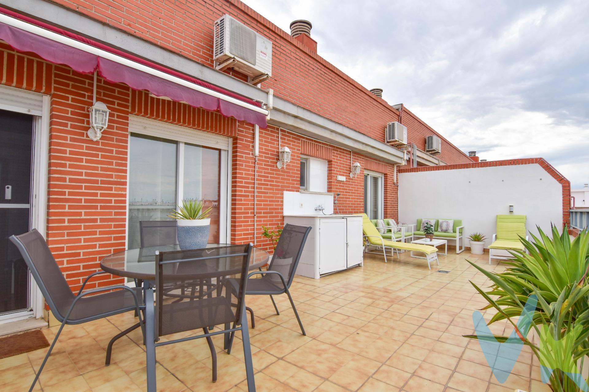 Imagina despertar cada mañana con la luz del sol entrando suavemente por los ventanales de tu salón, salir con tu taza de café y pisar esa terraza de 43 m² donde el cielo es solo tuyo. Aquí, el ritmo de la ciudad se queda abajo, mientras tú disfrutas del privilegio de vivir arriba, donde la tranquilidad y la luz se hacen protagonistas. Este ático en Paiporta no es solo una vivienda, es un estilo de vida. Cuenta con dos habitaciones dobles diseñadas para el descanso y la privacidad, y dos baños completos que suman comodidad y funcionalidad para tu día a día. La cocina independiente, amplia y luminosa, te invita a explorar tus dotes culinarias, con espacio suficiente para que cocinar no sea una obligación, sino un placer. Y el salón-comedor, amplio y acogedor, conecta directamente con la joya de la casa: esa espectacular terraza donde podrás celebrar cenas con amigos, tomar el sol, crear tu rincón verde… o simplemente sentarte a ver cómo cae la tarde sobre Paiporta. Y para completar la experiencia: plaza de garaje incluida. Porque tener tu propio espacio en la ciudad es más que un detalle, es calidad de vida. Este ático no es para cualquiera. Es para quien sabe que vivir bien es vivir alto, con vistas, con espacio, con calma. Es para ti. *Nota: Agencia Registrada con el Nº 1018 en el Registro Obligatorio de Agentes Inmobiliarios de la Comunitat Valenciana. Puede consultar en la web de la GVA. La oferta está sujeta a cambios de precio o retirada del mercado sin previo aviso. En el precio de venta no están incluidos el impuesto del ITP, gastos de Notaría, los honorarios de agencia y los gastos de financiación, si la hubiese. Este anuncio no es vinculante, puede contener errores, se muestra a titulo informativo y no contractual*. *Por mandato expreso del propietario, comercializamos este inmueble en exclusiva, lo que le garantiza el acceso a toda la información, a un servicio de calidad, un trato fácil, sencillo y sin interferencias de terceros. Por este motivo, se ruega no molestar al propietario, a los ocupantes de la propiedad o a los vecinos. Muchas gracias por su comprensión. Si usted es agente inmobiliario y tiene un cliente para este inmueble, llámenos: estaremos encantados de colaborar. *. *Nuestro departamento financiero puede conseguir tu financiación. ¡ Consúltanos! *. 