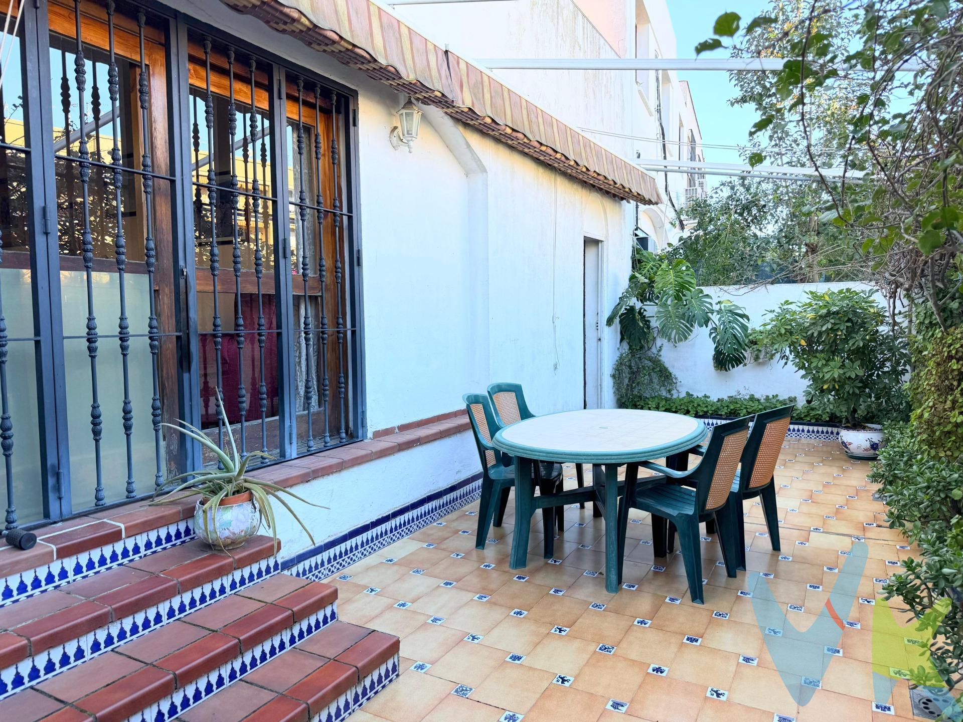Magnífico adosado con patio y gran potencial en Santa Clara. Te presentamos este estupendo adosado situado en Calle Incas, en el demandado barrio de Santa Clara, una zona muy valorada por su tranquilidad, buena comunicación y calidad de vida. La vivienda destaca por su luminosidad y su excelente distribución. Al acceder encontramos un amplio recibidor que conecta con una cocina independiente, un garaje —actualmente utilizado como zona de desahogo pero con posibilidad de destinarlo nuevamente a aparcamiento u otros usos— y un espacioso salón con salida directa al patio exterior, un espacio perfecto para disfrutar del aire libre. En esta planta también dispone de un aseo de cortesía, muy práctico para el día a día. En la planta superior encontramos otro distribuidor que da acceso a la zona de descanso, compuesta por cuatro dormitorios (uno doble y tres individuales) y dos baños completos: uno actualizado con placa de ducha y otro con bañera de origen. La vivienda cuenta con suelos de gres, armarios empotrados y carpintería interior y ventanas de madera, elementos que aportan calidez al hogar. Uno de los grandes atractivos de esta propiedad es su agradable patio privado, ideal para disfrutar de un café al sol, comidas al aire libre o reuniones con amigos y familia. Además, desde la planta primera se accede a una terraza desde el dormitorio principal, perfecta como espacio para tender o como área adicional de uso. Se trata de una vivienda con muchas posibilidades, que con una pequeña reforma podrás adaptar completamente a tu estilo y necesidades. 📍 Una oportunidad ideal para vivir en una de las zonas más demandadas. ¡No dejes pasar esta oportunidad y ven a visitarla!. En cumplimiento de las obligaciones de información previstas en la Ley 10/2025, de 28 de diciembre, de servicios de atención a la clientela y transparencia, así como en la normativa sectorial vigente, el precio indicado no incluye los gastos e impuestos inherentes a la adquisición, los cuales se desglosan estimados o con posibilidad de calcularlos a continuación; los gastos más ajustados serán dados en el D.I.A. en la visita a inmuebles, o antes. *Gastos de Notaría: La Minuta se calculará según al arancel notarial oficial: Anexo I, del Real Decreto 1426/1989, de 17 de noviembre. Enlace: https://notariared.com/calculadora-gastos-compra-vivienda/. *Gastos de Registro de la Propiedad: La inscripción se facturará según el arancel oficial: ANEXO I, del Real Decreto 1427/1989, de 17 de noviembre. Igual enlace anterior. *Gastos de Gestión (Gestoría): Los honorarios por la tramitación administrativa, liquidación de impuestos e inscripción registral ascienden de forma estimativa a [363 € aprox.] (IVA incluido), aunque depende de cada caso, y su dificultad. *Honorarios Agencia del Vendedor: incluidos en el PVP. *Honorarios Agencia del comprador: La agencia prestará los servicios de información, asesoramiento y acompañamiento previstos en el Encargo de Servicios y en el D.I.A. Si solicita servicios adicionales o personalizados, sus honorarios serán informados previamente, de forma individualizada y por escrito, conforme a la libertad de pactos y a la normativa vigente. *Si necesita Financiación, su banco le informará. *Impuesto sobre Transmisiones Patrimoniales (ITP): Se aplicará el tipo impositivo vigente en Andalucía (generalmente el 7%, sin perjuicio de tipos reducidos del 6%. 3,5%, etc, aplicables según las circunstancias personales del comprador o las características del inmueble). El impuesto se devenga sobre el superior entre: 1.- Valor de Referencia de Catastro; y 2.- Precio de venta. Puede calcular su situación personal en el portal oficial de la A.T. de Andalucia. enlace: https://www.juntadeandalucia.es/organismos/economiahaciendayfondoseuropeos/areas/tributos-juego/tributos/paginas/impuestos-cedidos-transmisiones.html;