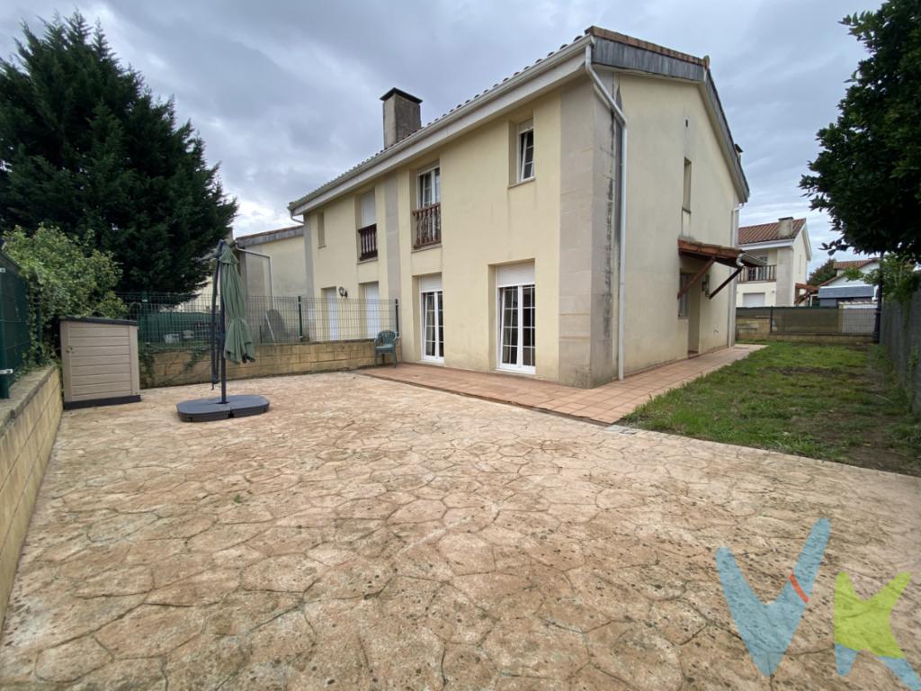 Si buscas una vivienda amplia, cómoda y situada en un entorno tranquilo, este chalet pareado en La Cueva, municipio de Castañeda, puede ser justo lo que estabas buscando.La vivienda preparada para disfrutar desde el primer día, cuenta con más de 120 m² construidos, distribuidos en dos plantas, sobre una parcela de 186 m², ofreciendo espacio tanto en el interior como en el exterior para disfrutar en familia.Su distribución resulta especialmente práctica. Dispone de 3 dormitorios, destacando la habitación principal, que cuenta con vestidor y baño completo privado, creando una zona independiente y muy confortable. Además, la vivienda dispone de un segundo baño completo y un aseo, una distribución perfecta para el día a día.Los espacios interiores son amplios, luminosos y funcionales, con una vivienda preparada para entrar a vivir sin necesidad de realizar reformas.La propiedad cuenta además con garaje, un valor añadido que aporta comodidad y espacio de almacenamiento.En el exterior, su parcela permite disponer de una agradable zona al aire libre, ideal para crear un espacio de terraza, jardín, zona de juegos o simplemente disfrutar de los días de buen tiempo.Un entorno tranquilo y muy bien situadoLa Cueva pertenece al municipio de Castañeda, una zona residencial rodeada de naturaleza pero bien comunicada, perfecta para quienes desean vivir alejados del ruido de la ciudad sin renunciar a los servicios necesarios para el día a día.En el municipio encontramos instalaciones y servicios como biblioteca, piscina municipal y diferentes equipamientos deportivos. Además, La Cueva se encuentra en un enclave privilegiado de Cantabria, con lugares tan conocidos como el Parque de la Naturaleza de Cabárceno a pocos minutos en coche, lo que convierte la zona en un lugar especialmente atractivo para disfrutar de la naturaleza y de la tranquilidad.Una vivienda especialmente indicada para familias que busquen espacio, tranquilidad y calidad de vida, en una de las zonas más agradables del interior de Cantabria.Ven a conocerla. Puede ser el hogar que estabas esperando.Gastos e Impuestos no incluidos en el precio. Compra sujeta a ITP. El comprador se hará cargo de los costes de la escritura e inscripción en el Registro de la Propiedad. Más información en www.activanorte.com 