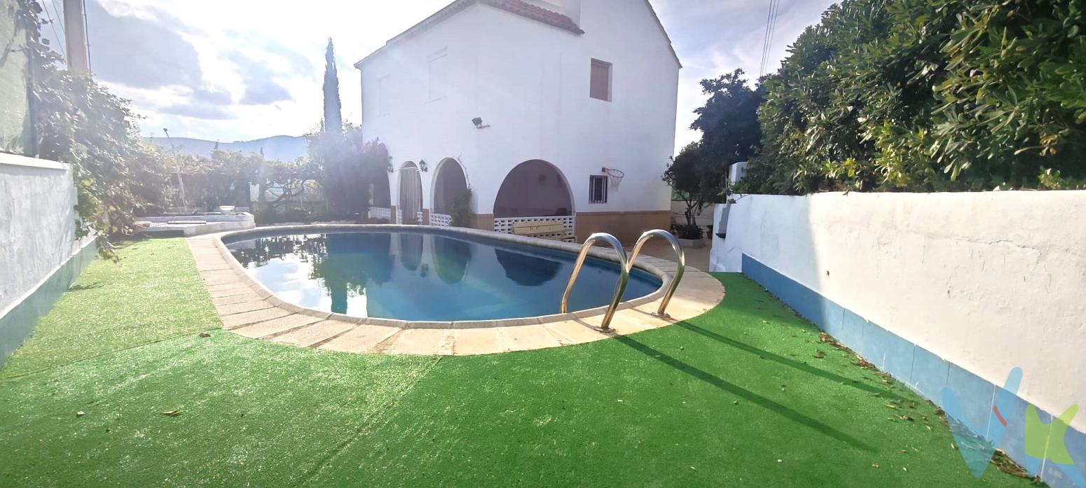 PRIMER GRUPO VIVENDIA  presenta:**¡Oportunidad única de adquirir la casa de tus sueños en Calles!**Presentamos una magnífica propiedad ideal para familias. Esta impresionante casa en venta, esta ubicada en el encantador municipio de Calles, se erige como un refugio de tranquilidad **Características de la Propiedad:**Con una superficie construida de 98 metros cuadrados y 95 metros cuadrados útiles y una superficie total de 243 metros  esta vivienda de construcción sólida, edificada en 1998, ofrece todo lo que puedas desear en un hogar. Su diseño inteligente garantiza una distribución eficiente, asegurando el máximo aprovechamiento del espacio. No debes dejar pasar esta oportunidad de poseer una propiedad que destaca por su ubicación y comodidad.La casa cuenta con cuatro habitaciones amplias bien iluminadas en la planta superior, una baño completo y reformado. Con acceso a la terraza/solarium en la siguiente altura. En la planta baja, tenemos cocina complemente reformada, salón con acceso a la terraza cubierta, un espacio perfecto para reuniones familiares y con amigos. Esta terraza comunica con el Jardín y la piscina de 25 m, con la depuradora en perfecto funcionamiento, una ducha y vistas despejadas. **Espacios Adicionales y Comodidades:**El inmueble incluye un trastero, proporcionando un valioso espacio de almacenamiento adicional para mantener tu hogar organizado y libre de desorden. No puedes dejar de notar la fantástica piscina exterior, que invita a disfrutar de momentos únicos de relax y diversión durante los días calurosos. Imagina pasar tus tardes de verano tomando el sol o disfrutando de un refrescante chapuzón en tu propia piscina privada.El sistema de alcantarillado está ya implementado, garantizando un entorno cómodo y seguro. La propiedad se sitúa en un entorno donde la tranquilidad y la naturaleza convergen de forma perfecta, prometiendo un estilo de vida sereno y apacible.**Entorno y Localización:**Ubicada en un entorno que se caracteriza por su belleza y tranquilidad, Calles ofrece un sinfín de posibilidades para disfrutar de un estilo de vida relajado, rodeado de naturaleza y con fácil acceso a todos los servicios necesarios. La comunidad es acogedora y ofrece un ambiente seguro, contribuyendo a la calidad de vida de sus residentes. Si buscas un balance entre la vida rural, tranquilidad y las comodidades, esta casa es la elección perfecta.Calles ofrece una familiaridad a sus habitantes que encontraras también en los pueblos cercanos. Muchas posibilidades para disfrutar del entorno, rutas por montaña y por zonas de agua, de acampada, con ríos, cascadas, zonas de recreo, rutas de senderismo y ciclismo. Una gastronomía que no dejará indiferente. Si te gusta este estilo de vida, Calles te enamorará. **Invitación a la Visita:**Te invitamos cordialmente a visitar esta propiedad para experimentar de primera mano todo lo que tiene por ofrecer. Sentirás el deseo de hacerla tuya tan pronto pongas un pie en ella. Esta es la oportunidad que has estado esperando, y te garantizamos que su carácter te enamorarán al instante. No dudes en contactarnos para agendar una visita y dar el primer paso hacia tu futuro hogar.La venta de esta propiedad se gestiona mediante contrato de MULTIEXCLUSIVA, donde más de 400 agencias colaboradoras tienen la ventaja de poder ofrecer a sus potenciales arrendatarios esta vivienda, lo que le garantiza un servicio de calidad, un trato fácil, sencillo y sin interferencias de terceros. Por este motivo, se ruega no molestar al propietario, a los ocupantes de la propiedad, a los vecinos o conserjes del edificio o urbanización si los hubiera. Si Usted es agencia inmobiliaria y tiene un cliente para este inmueble, llámenos, estaremos encantados de colaborar en ésta y otras operaciones 