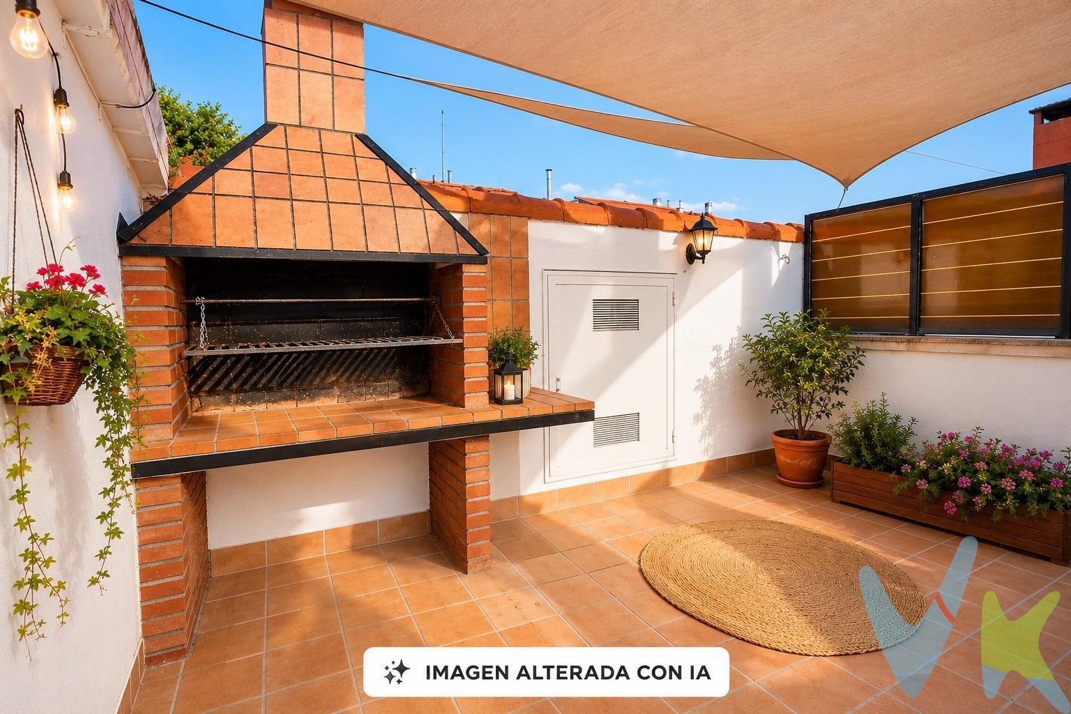 Si buscas amplitud, luz y espacios exteriores difíciles de encontrar, este ático es una oportunidad única. La vivienda destaca por sus generosas dimensiones y una fantástica terraza privada con zona de barbacoa, perfecta para disfrutar de reuniones al aire libre, momentos de relax o crear un auténtico oasis urbano. La vivienda incluye trastero, ideal para almacenamiento y posibilidad de adquirir plaza de garaje de manera independiente. Su distribución ofrece múltiples posibilidades de actualización y personalización, permitiendo adaptarla completamente a las necesidades y gustos de su futuro propietario. Un inmueble ideal tanto para familias como para quienes buscan un proyecto con gran potencial de revalorización. Lo mejor de esta vivienda:. • Amplio ático con estancias de gran tamaño. • Terraza privada con barbacoa. • Gran luminosidad y ventilación. • Múltiples posibilidades de reforma y redistribución. • Excelente oportunidad de inversión o vivienda habitual. Una propiedad con muchísimo potencial para convertirla en el hogar que siempre has imaginado.