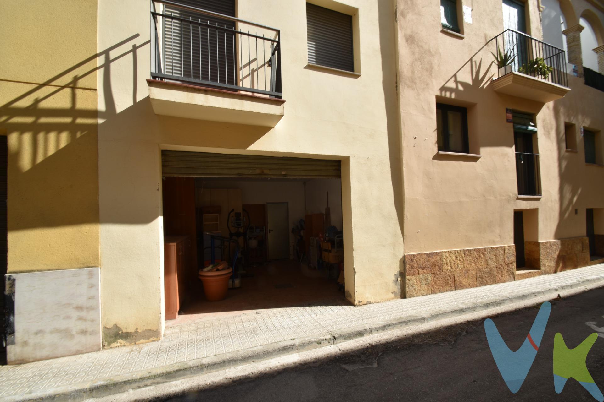 Se vende local de 35 m² construidos en una inmejorable ubicación de Vilanova i la Geltrú, junto a la Rambla Principal y la Iglesia de Sant Antoni, en una calle peatonal y sin tránsito. Actualmente distribuido en dos estancias separadas por un tabique con puerta, el espacio se adapta fácilmente a tus necesidades, ya que este elemento es removible, permitiendo crear un área diáfana. Altura de 2,73m. Dispone de Instalación eléctrica. Con una fachada de 4 metros y acceso mediante persiana, este local es perfecto para ser utilizado como almacén o párking privado. Su céntrica ubicación lo convierte en una excelente oportunidad para particulares o empresas que busquen un espacio funcional y bien conectado. Este local es la solución perfecta para tus necesidades de almacenaje o párquing en el centro de Vilanova i la Geltrú! Olvídate de los problemas de aparcamiento en la zona, ¡esta es tu oportunidad!. (El precio no incluye impuestos (ITP, IVA y AJD), ni los gastos de notario ni los de registro.)