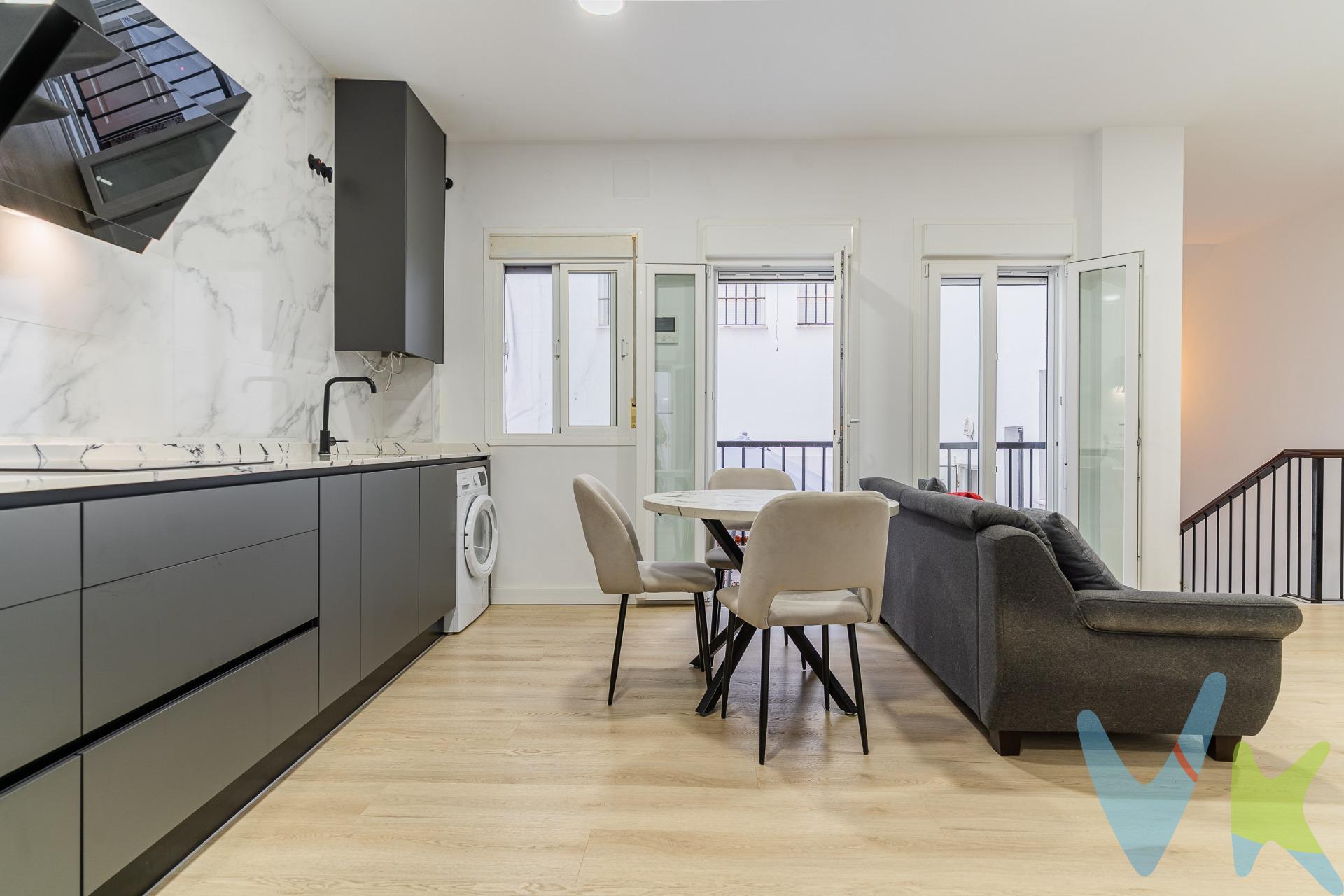 En pleno centro de Cádiz, a pocos metros de la Catedral y del Ayuntamiento, encontramos esta amplia vivienda de 121 m² útiles, una oportunidad ideal para quienes buscan vivir en el corazón de la ciudad disfrutando de espacio, patios, privacidad y una distribución con múltiples posibilidades. La vivienda destaca por una distribución muy especial, dividida en dos niveles, lo que permite disfrutar de una mayor intimidad y ofrece diferentes opciones de uso, tanto para una gran familia como para quienes necesiten disponer de espacios diferenciados dentro de la misma vivienda, como puede ser un despacho, espacio de almacenaje o espacio extra para mascotas. Cuenta con una planta totalmente reformada en 2024, con un enorme salón-cocina, un dormitorio doble y un baño, además de ventanas de Climalit y mosquiteras. Dispone también de dos patios interiores que aportan un agradable espacio adicional, perfecto para niños y mascotas. . En la planta inferior cuenta con dos amplias habitaciones, con posibilidad de convertirlas en tres, además de una estancia multiusos que puede utilizarse como despacho, estudio, sala de juegos o  cine en casa. . Su ubicación es uno de sus grandes atractivos: en pleno centro histórico de Cádiz, rodeada de todos los servicios, comercios, restaurantes y lugares de interés de la ciudad, y a escasos metros de algunos de sus principales monumentos, pero situada en una calle tranquila, sin negocios ruidosos y con poco tránsito. Una vivienda con una amplitud poco habitual, versátil y con una distribución diferente, ubicada en una finca construida en 1999 y con excelentes calidades. ***Periodo de validez de la publicación 31/12/2026. ***Honorarios de agencia: 3% más IVA (21%) del precio de compraventa. Se hace constar que la agencia efectúa una labor de intermediación, y que las condiciones finales de la compraventa quedan sujetas a la aceptación expresa de la parte vendedora y formalización del contrato de compraventa. Gastos aproximados de comprador en concepto de Aranceles notariales y Registro de la Propiedad: 900 € - 1.500 €, variables según operación (Real Decreto 1426/1989 y Real Decreto 1427/1989). Operación sujeta a I.T.P. (7%) (Ley 5/2021, de 20 de octubre, de Tributos Cedidos de la Comunidad Autónoma de Andalucía). *Estimación tipos generales de gastos de compra según ley. Todos los porcentajes son aplicables sobre precio de compraventa del inmueble o valor de referencia catastral. Gastos particulares de financiación por cuenta de comprador no incluidos. Consulte con nosotros si tiene bonificaciones en su caso concreto, estaremos encantados de asesorarle con todo detalle. 