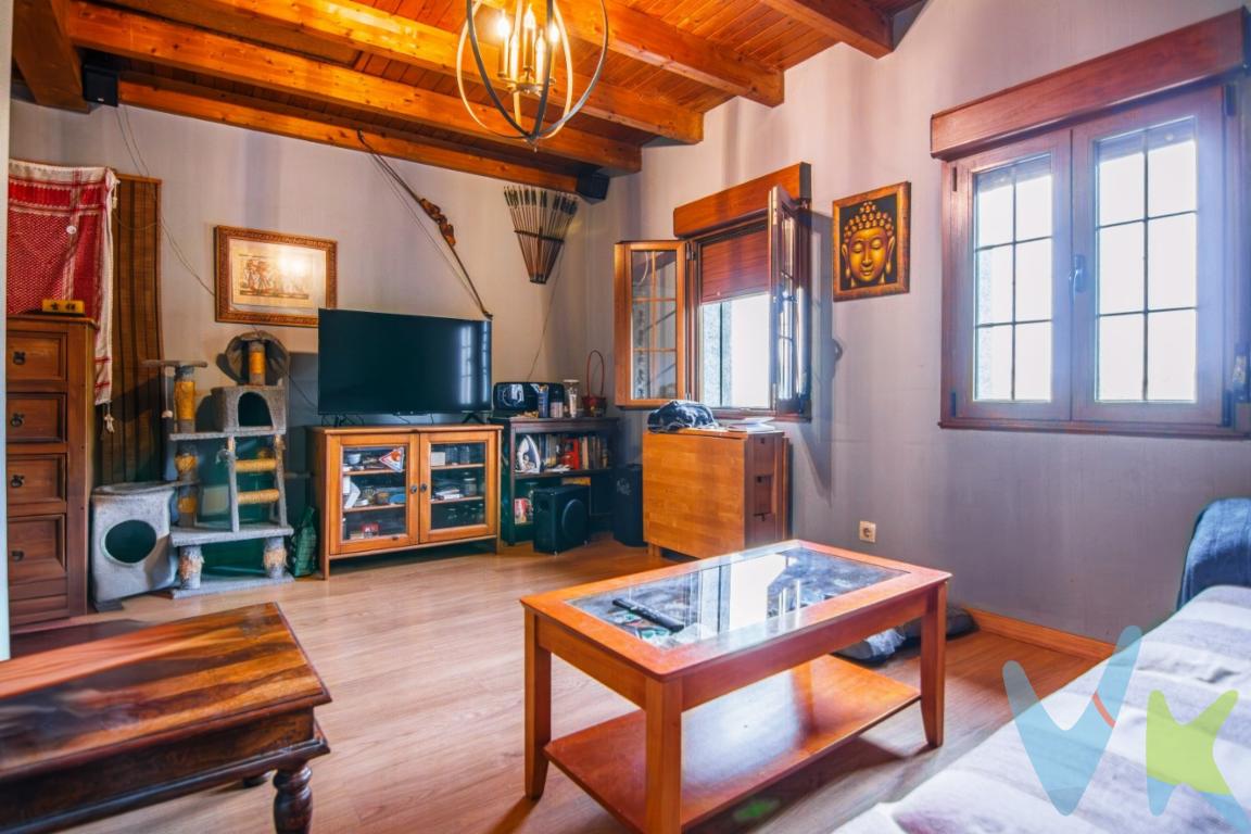 Casa venta reformada, cuadra comunicada, garaje y finca zona La Acebal San Martin del Rey Aurelio.Si buscas tranquilidad, vistas espectaculares a la montaña y una propiedad con un potencial increíble para personalizar a tu gusto, esta es tu oportunidad. ?La casa, distribuida cómodamente en planta baja y primer piso, cuenta con un diseño acogedor y funcional?Planta Baja: Al entrar a la propiedad nos encontramos con la zona más funcional de la casa. Aquí se ubica una cocina independiente equipada, un baño completo y una práctica despensa ideal para el almacenamiento. Lo que hace verdaderamente especial a esta propiedad es su potencial de ampliación y sus construcciones anexas: ?La Cuadra comunica con acceso directo desde la propia casa a través de una puerta en el pasillo. Una oportunidad perfecta para ampliar los metros habitables de la vivienda, crear un gran salón rústico, una suite principal o una zona de ocio manteniendo la esencia tradicional. ?Planta Primera: Subiendo las escaleras accedemos a la zona de descanso y ocio. Cuenta con una habitación luminosa y un acogedor salón.Calefacción eficiente mediante estufa de pellets, ventanas de aluminio con acristalamiento Climalit para un perfecto aislamiento térmico, y suelos de cerámica/gres de fácil mantenimiento. Uno de los mayores atractivos de la propiedad es su fantástica y amplísima terraza exterior totalmente cerrada. Un espacio ideal para disfrutar de comidas y cenas al aire libre en total privacidad, con espacio de sobra para una gran mesa y zona de barbacoa. Un rincón seguro y perfecto si tienes mascotas o para que disfruten los niños.??En la parte trasera de la propiedad se encuentra un pequeño jardín, linda directamente con la preciosa fachada de piedra tradicional de la casa y la cuadra, ideal para crear un precioso jardín, disfrutar de un espacio verde y natural complementario a la gran terraza delantera.Construcción independiente Garaje y Casa de Aperos, una edificación extra ideal para proteger tu vehículo, utilizar como taller, zona de almacenamiento o almacén agrícola. ?La Finca un espacio verde privado donde disfrutar del aire libre, cultivar tu propio huerto o simplemente relajarte contemplando las despejadas vistas a la montaña asturiana. Ubicación ?Situada en un entorno natural privilegiado, tranquilo y seguro en San Martín del Rey Aurelio.  ¡Ven a visitarla y déjate cautivar por sus vistas y posibilidades!El precio de venta no incluye los gastos e impuestos derivados de la operación. Corresponden al comprador el pago del Impuesto sobre Transmisiones Patrimoniales (ITP), calculado sobre el valor más alto entre el precio de venta y el valor de referencia catastral, así como los honorarios de notaría y registro según aranceles oficiales, teniendo el comprador libertad para elegir notario. Para consultar los porcentajes del ITP en Asturias puede hacerlo a través de la web oficial de servicios tributarios del Principado de Asturias https://sede.tributasenasturias.es/sites/sede/default/es_ES/Que-quiereshacer/Transmisiones-Patrimoniales-y-AJD. Asimismo, el comprador asumirá los gastos de tasación y costes bancarios si precisa hipoteca. Por su parte, el vendedor asumirá el pago de la plusvalía municipal y los honorarios de intermediación. Este anuncio es meramente informativo y los interesados tienen derecho a solicitar la documentación adicional del inmueble conforme a la normativa vigente. 