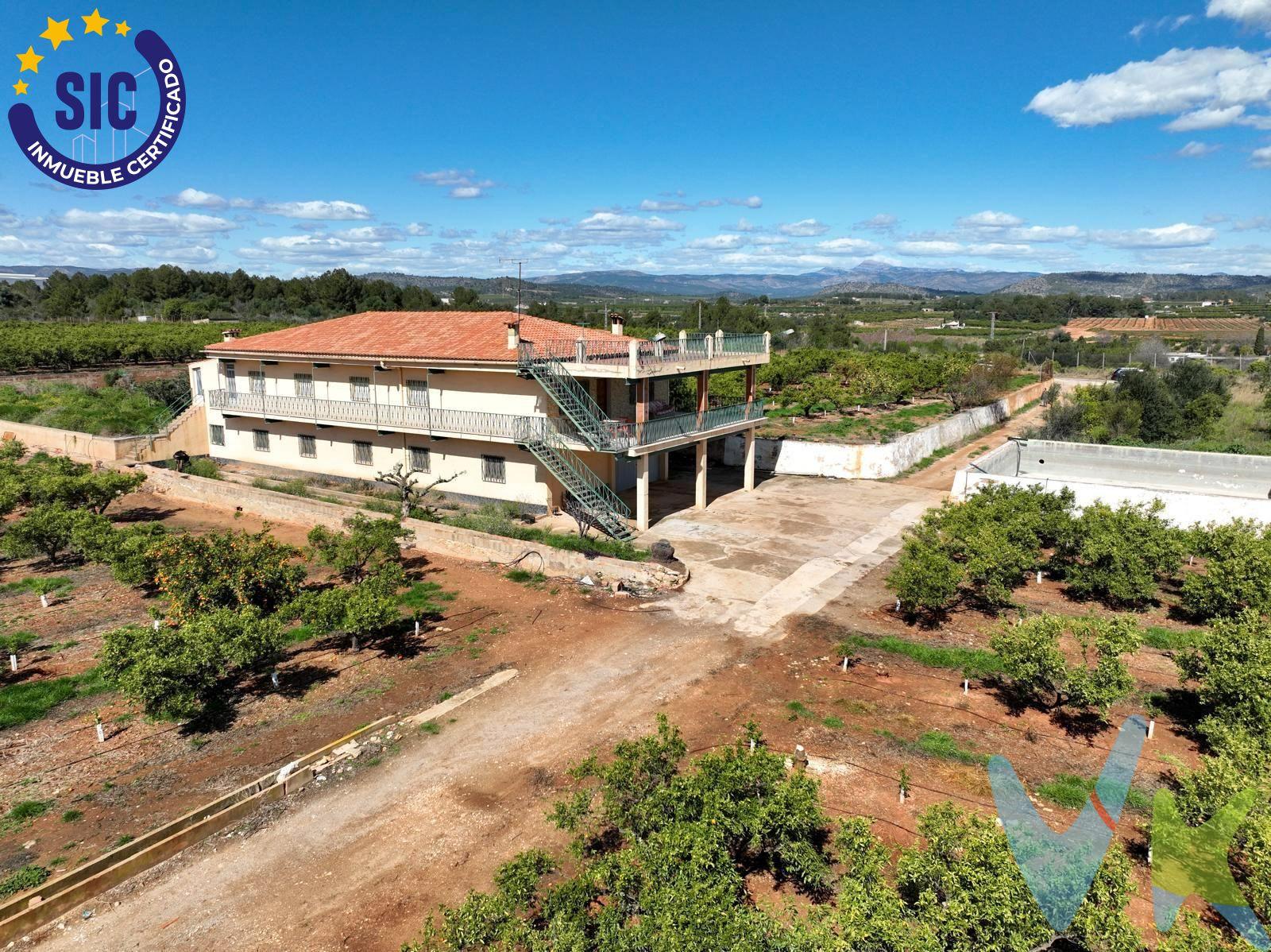 Gran oportunidad en Onda! Vivienda con naranjos en producción  . Si buscas una propiedad con amplios espacios, naturaleza y orientación ideal, esta es tu oportunidad.  . Características principales:. Vivienda de 573 m² sobre una espectacular parcela de 34.918 m² de naranjos en producción.  . Orientación sureste, ideal para disfrutar de luz natural todo el día.  . 7 habitaciones dobles con armarios empotrados.  . 1 baño completo con armario empotrado.  . Amplio salón-comedor y cocina independiente.  . Terraza perfecta para relajarte al aire libre.  . Zona de barbacoa para disfrutar con familia y amigos.  . Almacén para herramientas o maquinaria.  . Aljibe con capacidad de 100.000 litros.  . Dos balsas para riego y almacenamiento de agua.  . Ubicada en un entorno tranquilo y natural, con fácil acceso y gran potencial tanto para vivienda familiar como para inversión agrícola.  . ¡No dejes pasar esta oportunidad!. La descripción del presente inmueble e imágenes tienen mero carácter informativo y en ningún caso carácter contractual, pudiendo ser modificados por la inmobiliaria comercializadora sin que ello implique responsabilidad alguna frente a terceros. En el precio de venta a público, esta propiedad NO incluye los gastos de adquisición (Notario, registro, gestión, honorarios, etc…).
